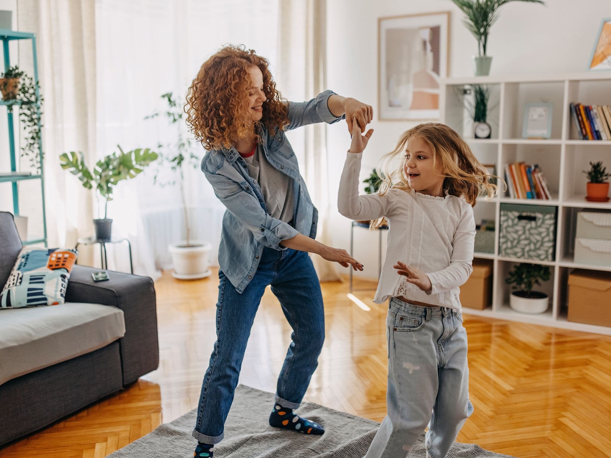 Mutter und Tochter tanzen Stopptanz. Nur eins von vielen Bewegungsspielen im Haus.