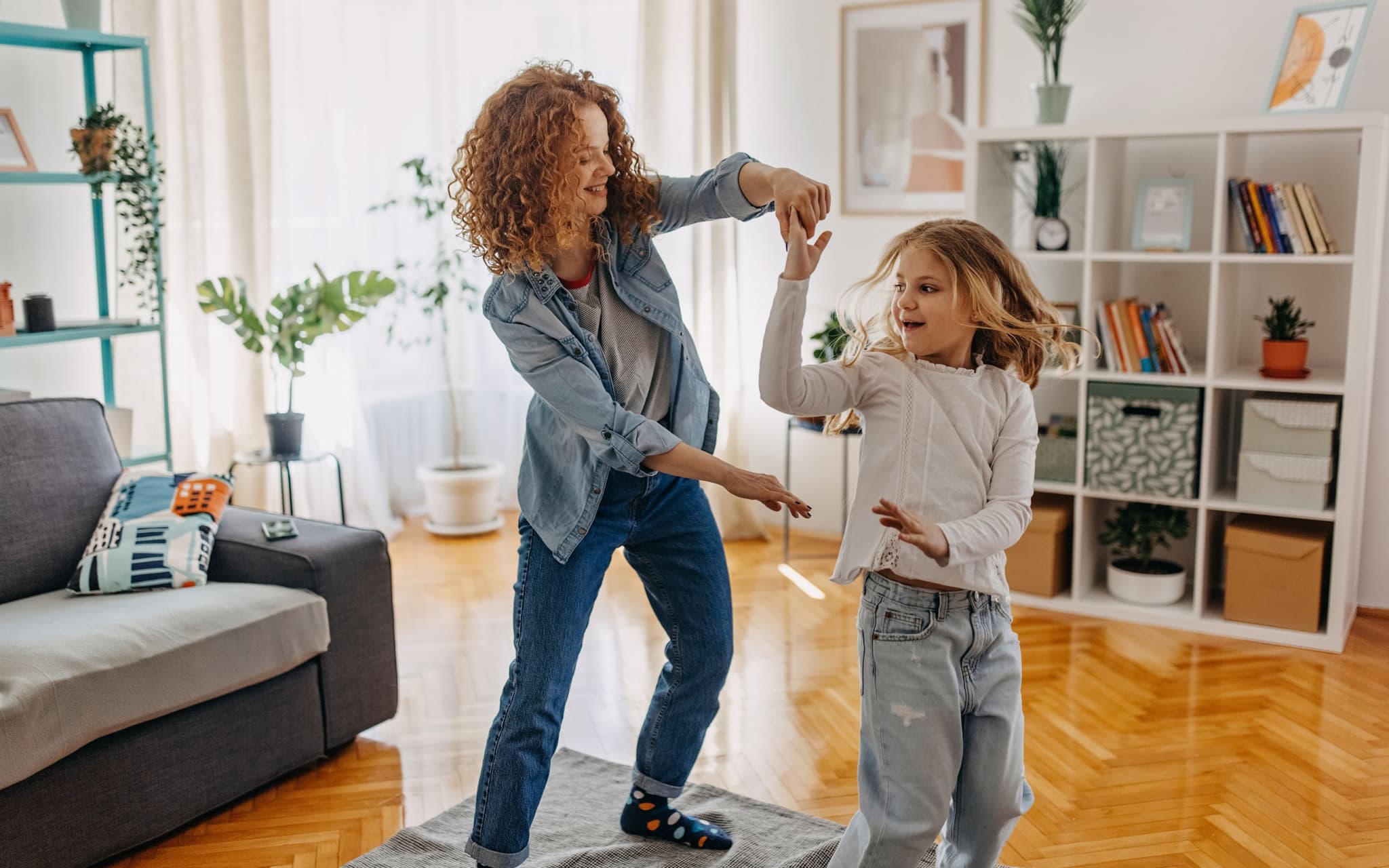 Mutter und Tochter tanzen Stopptanz. Nur eins von vielen Bewegungsspielen im Haus.