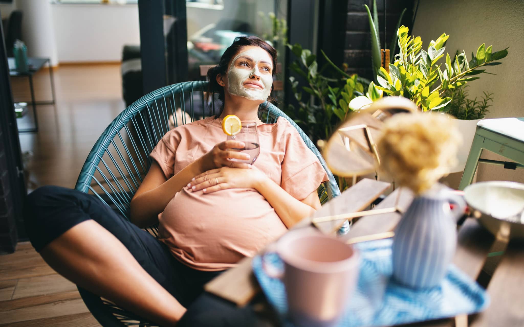 Kosmetik in der Schwangerschaft: Eine hochschwangere Frau pflegt ihr Gesicht