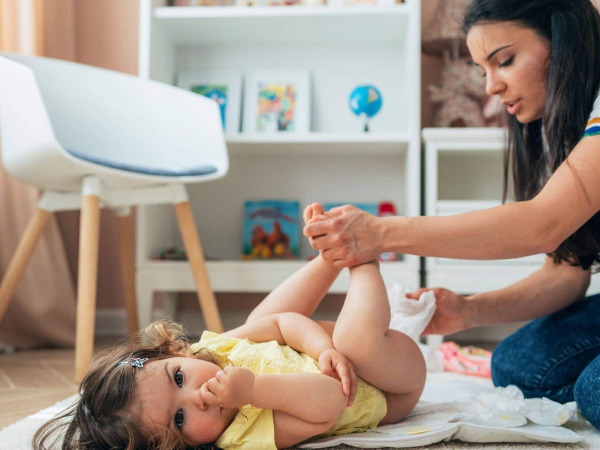 Kinderpflege: Mutter macht ihr Kind mit Feuchttüchern sauber