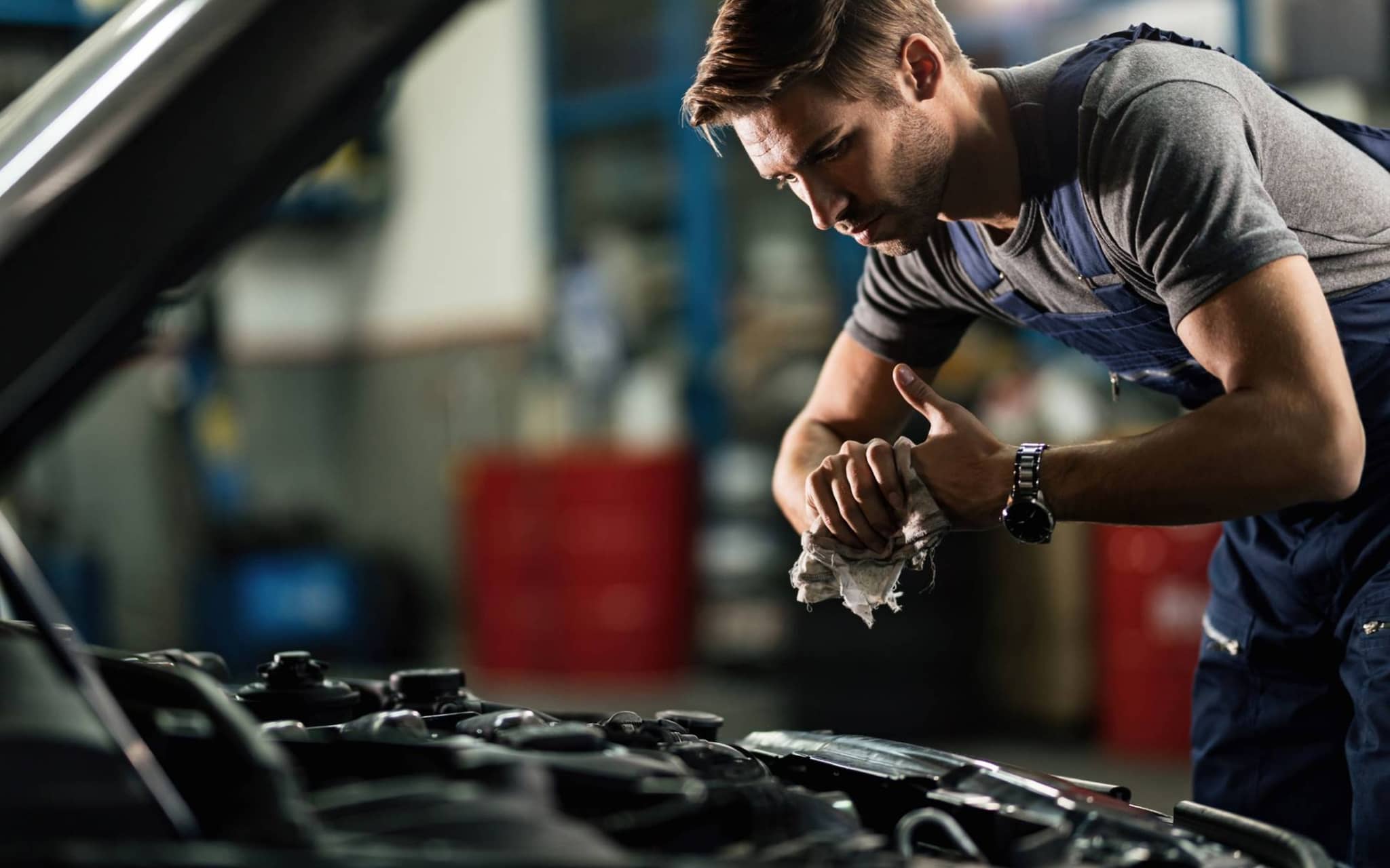 You also need health insurance during your apprenticeship: Motor vehicle mechatronics technician repairs a car.