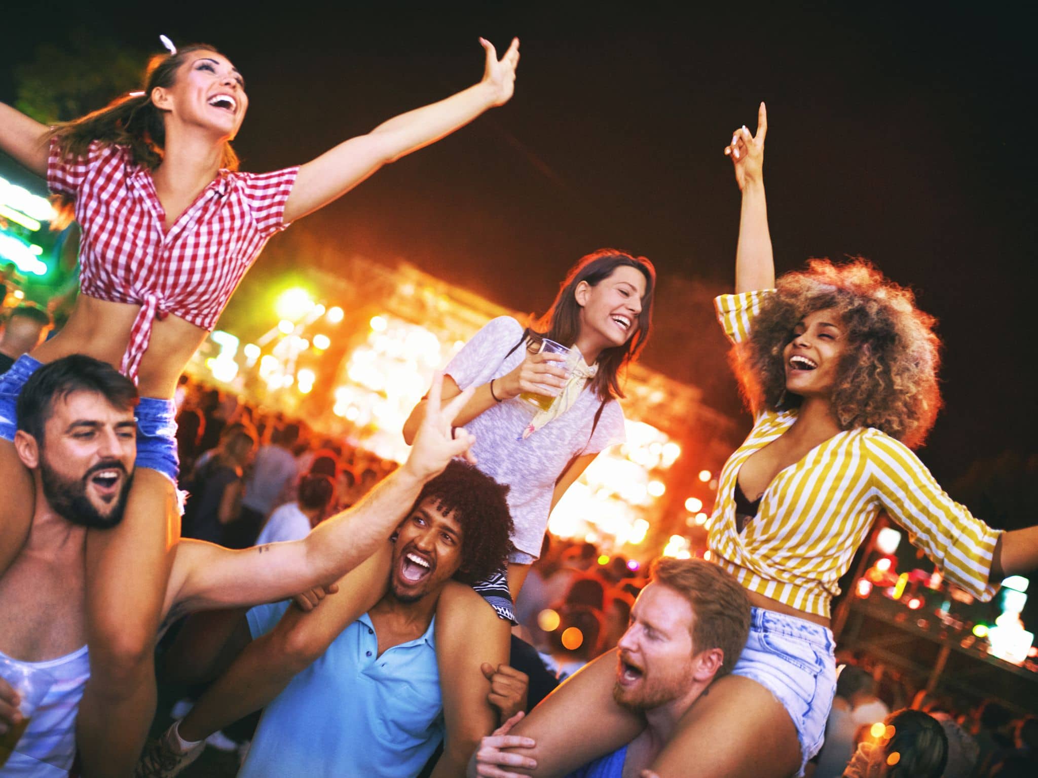 KO Tropfen: Junge Menschen feiern und tanzen