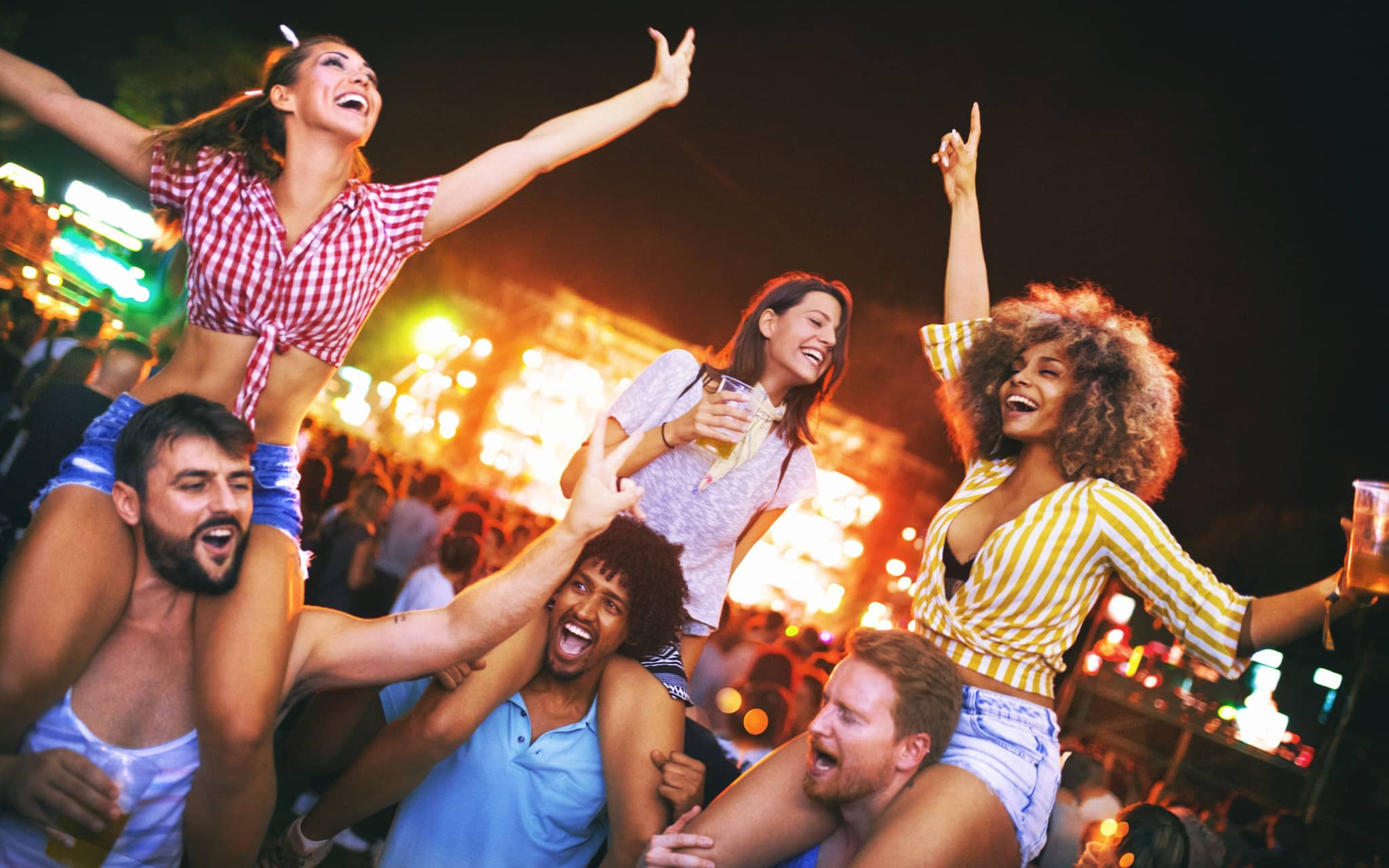 KO Tropfen: Junge Menschen feiern und tanzen