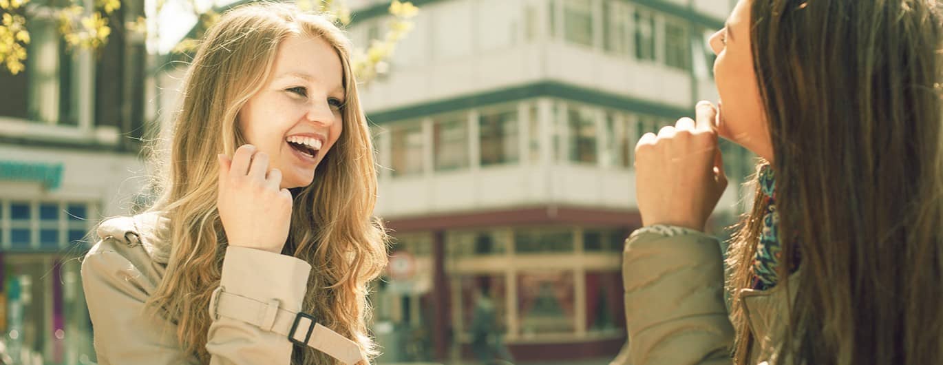 Zwei junge Frauen genießen den Frühling