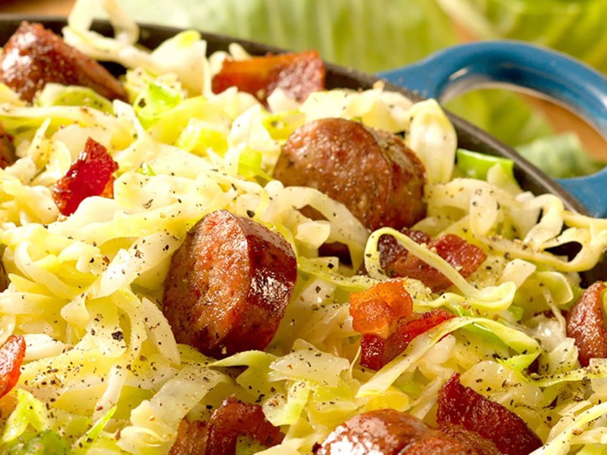 Pfanne mit gebratenem Weißkohl und Kabanossi