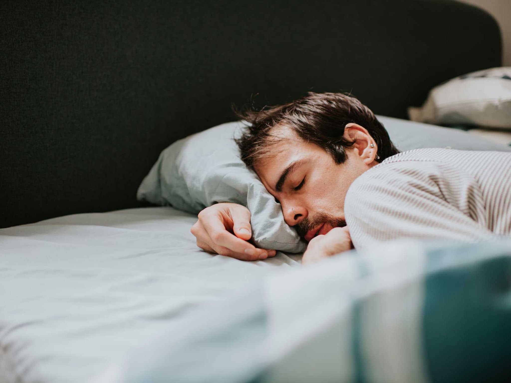 Mann schläft auf dem Bauch