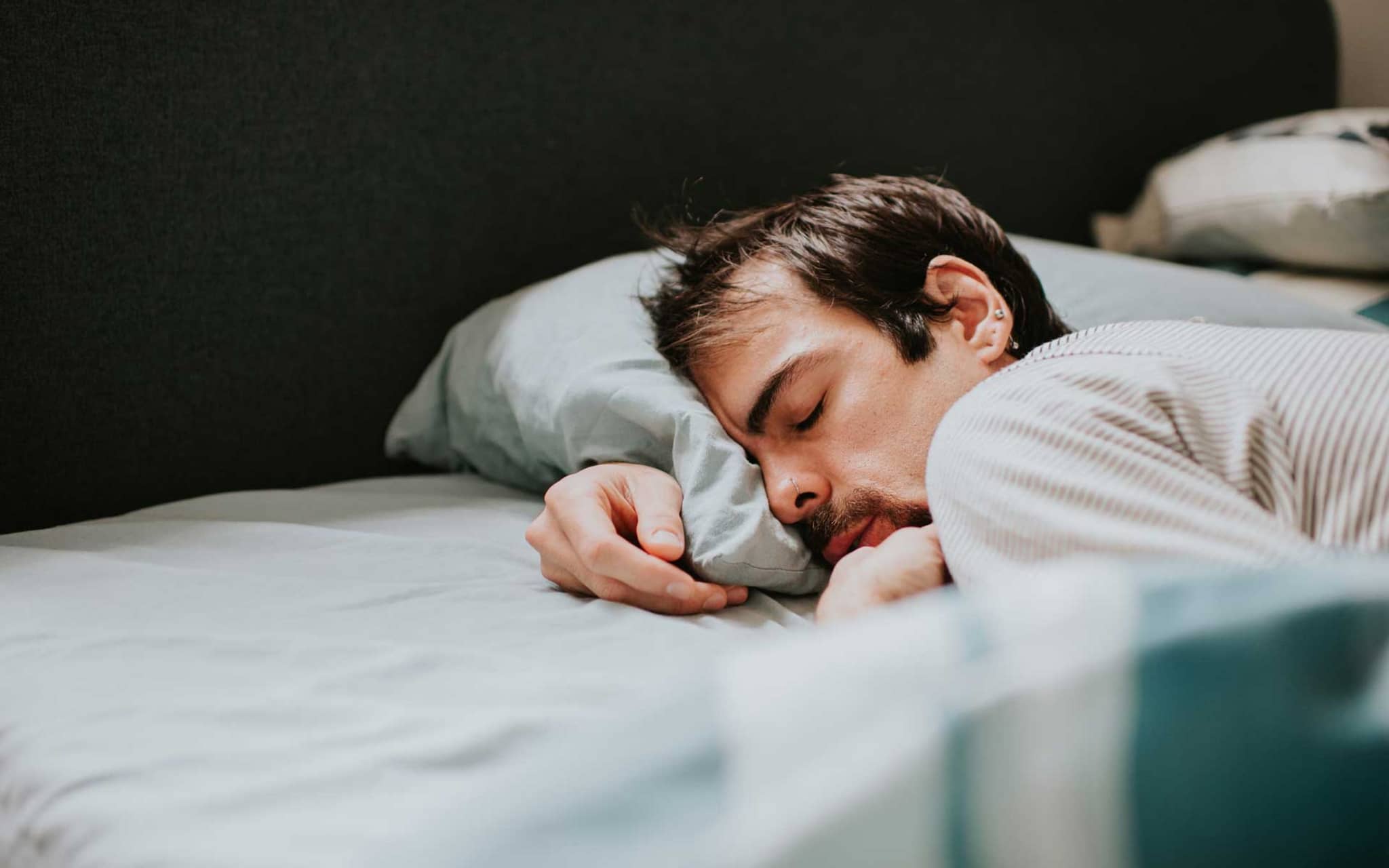 Mann schläft auf dem Bauch
