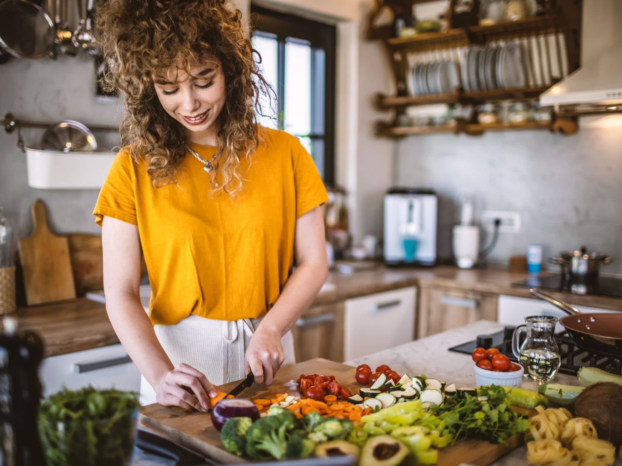 Rohes Gemüse: Junge Frauen macht gesunde Mahlzeit in der Küche.