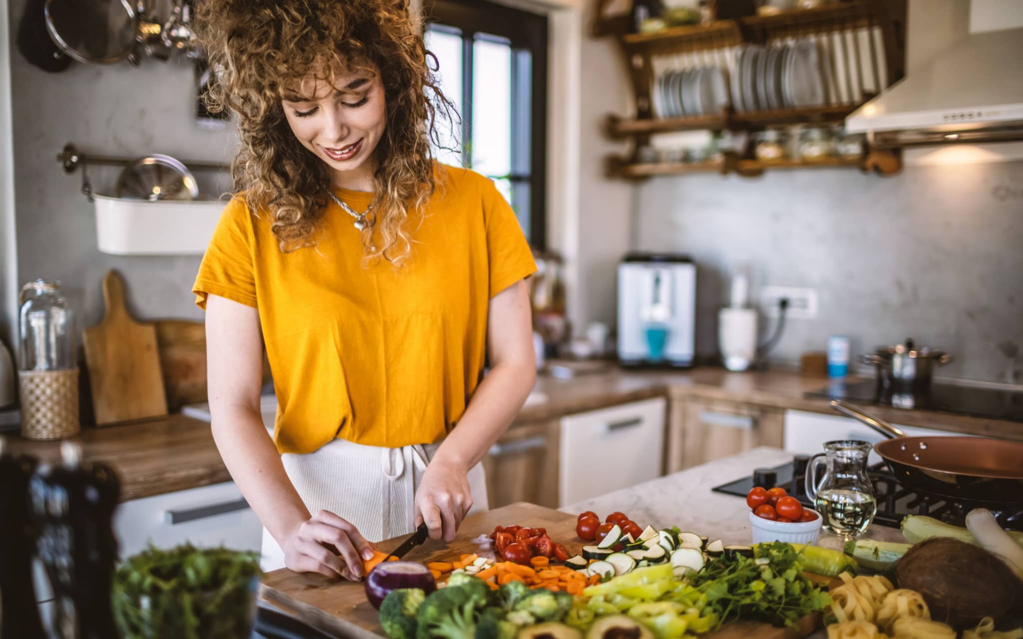 Rohes Gemüse: Junge Frauen macht gesunde Mahlzeit in der Küche.