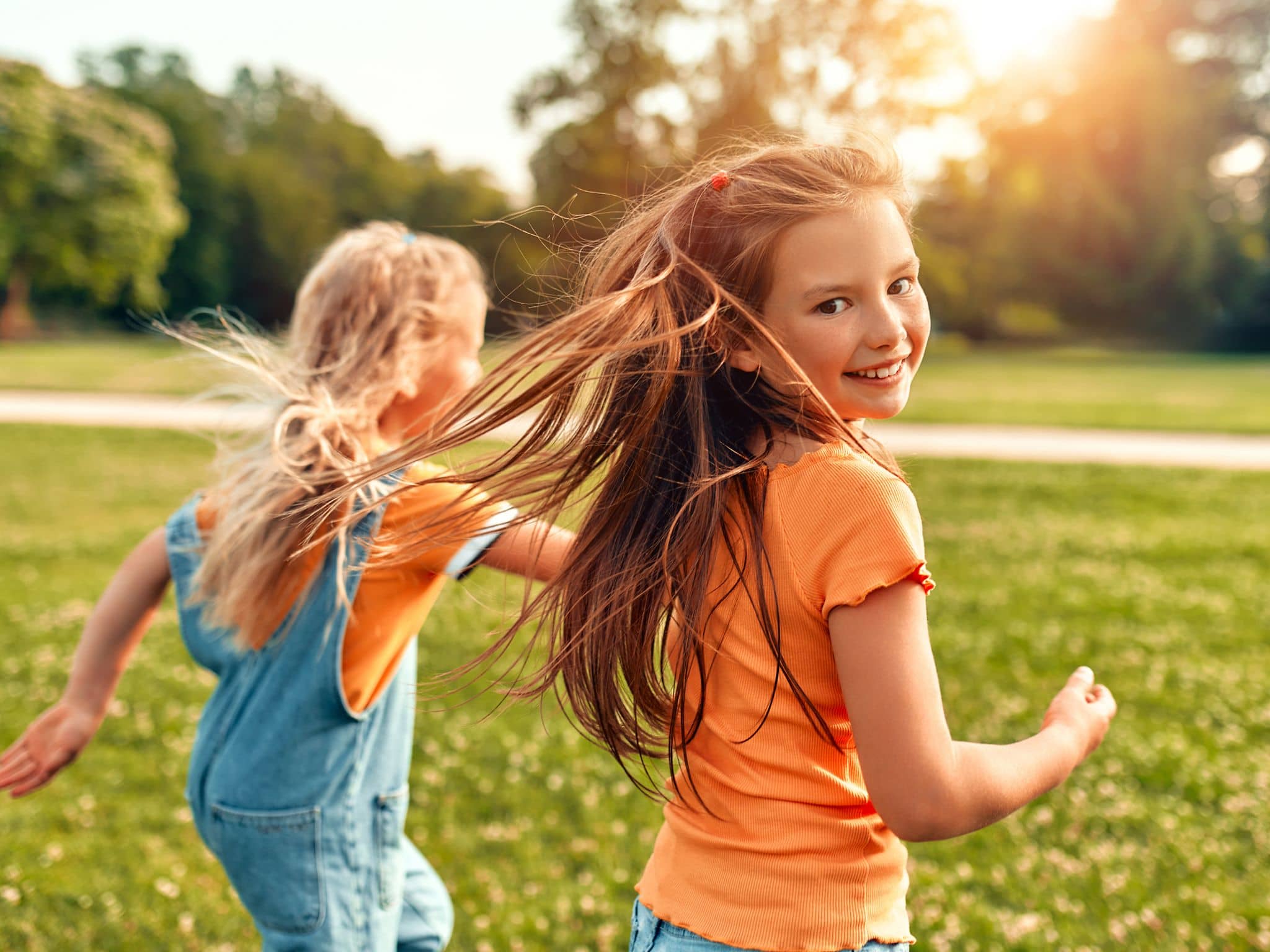 Bewegungsspiele draußen verbinden Bewegung und Spaß