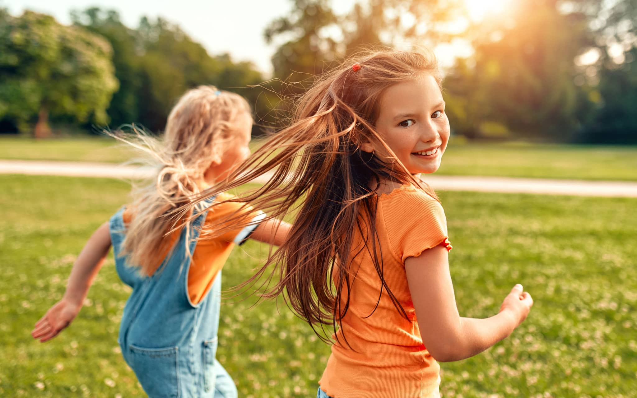 Bewegungsspiele draußen verbinden Bewegung und Spaß