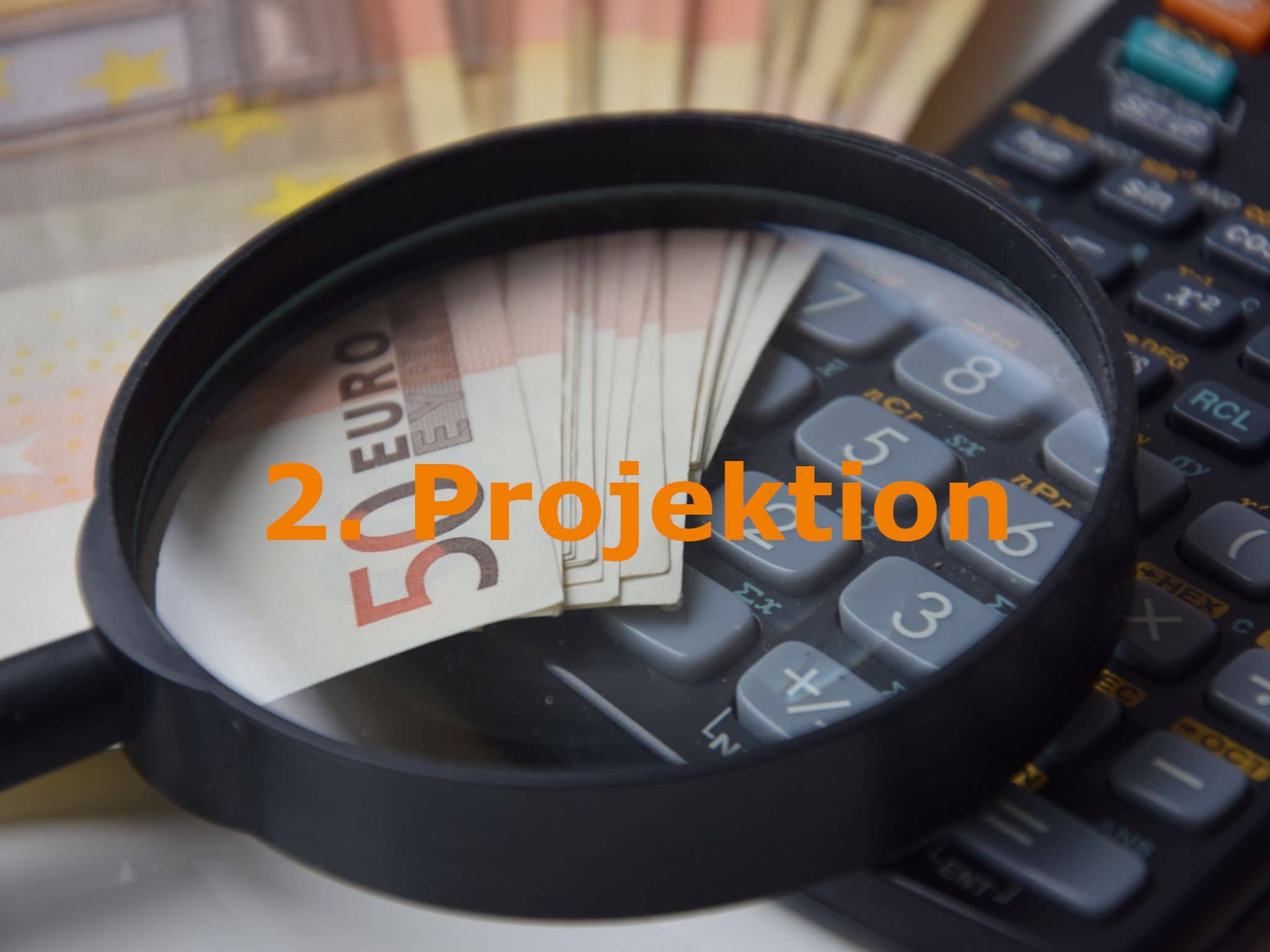 Beitragsentwicklung Sozialversicherung: Blick durch eine Lupe auf mehrere Euroscheine und einen Taschenrechner.