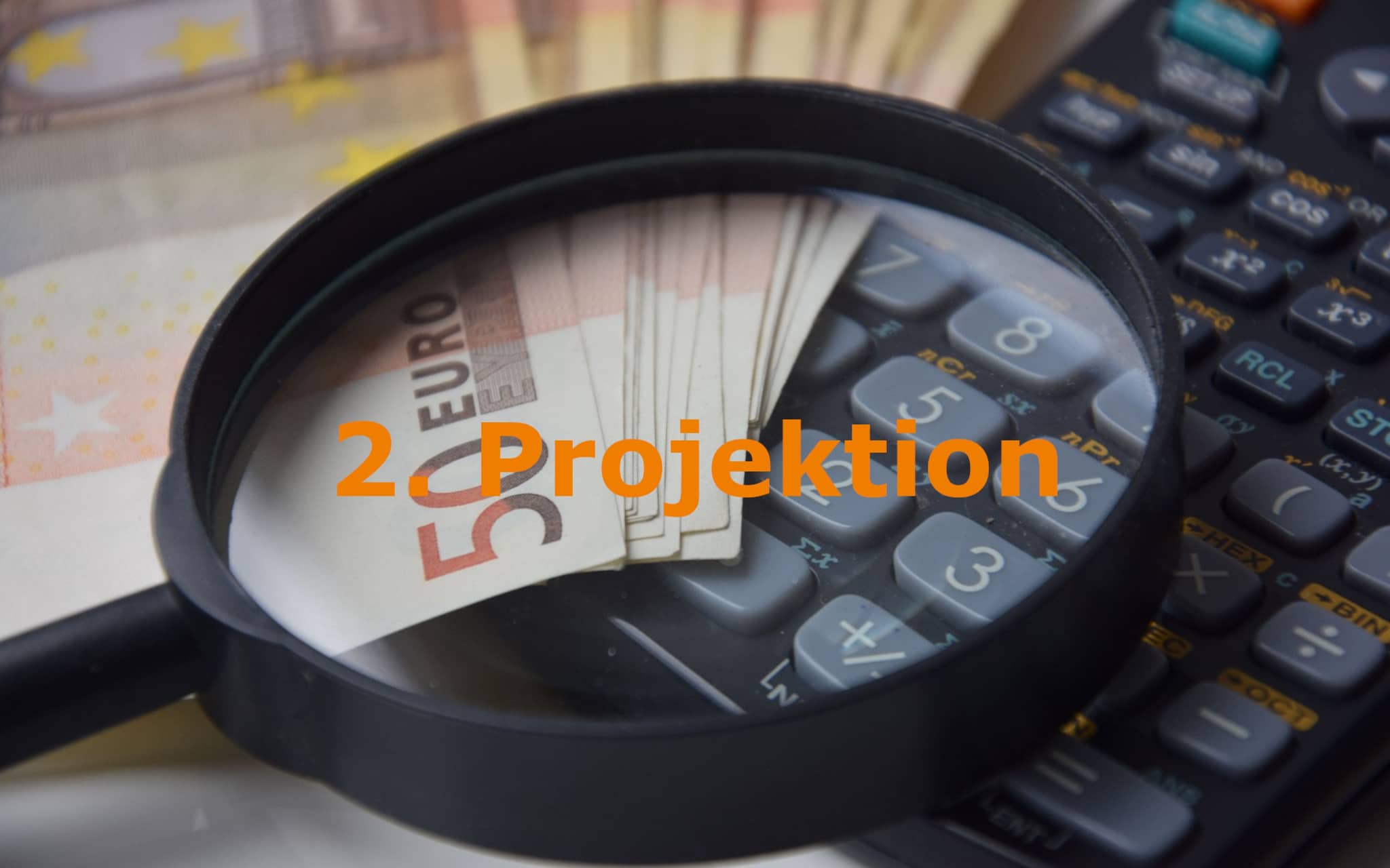 Beitragsentwicklung Sozialversicherung: Blick durch eine Lupe auf mehrere Euroscheine und einen Taschenrechner.