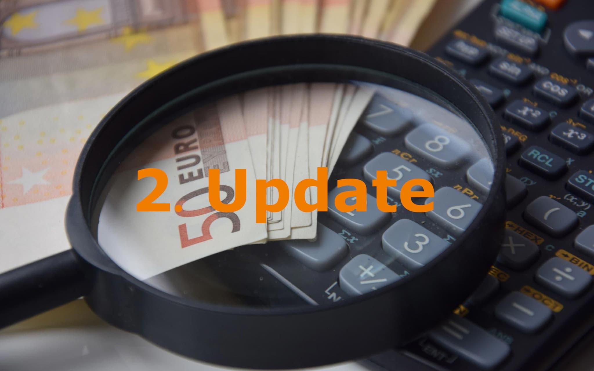 Beitragsentwicklung Sozialversicherung: Blick durch eine Lupe auf mehrere Euroscheine und einen Taschenrechner.