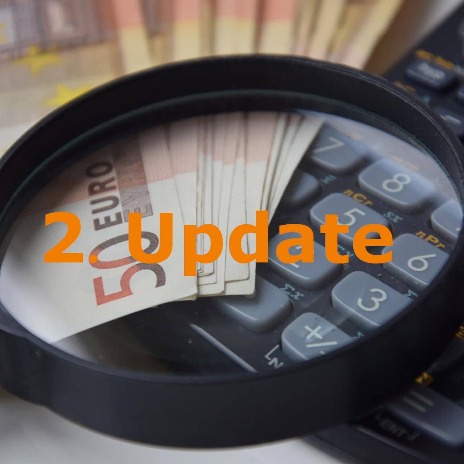 Beitragsentwicklung Sozialversicherung: Blick durch eine Lupe auf mehrere Euroscheine und einen Taschenrechner.