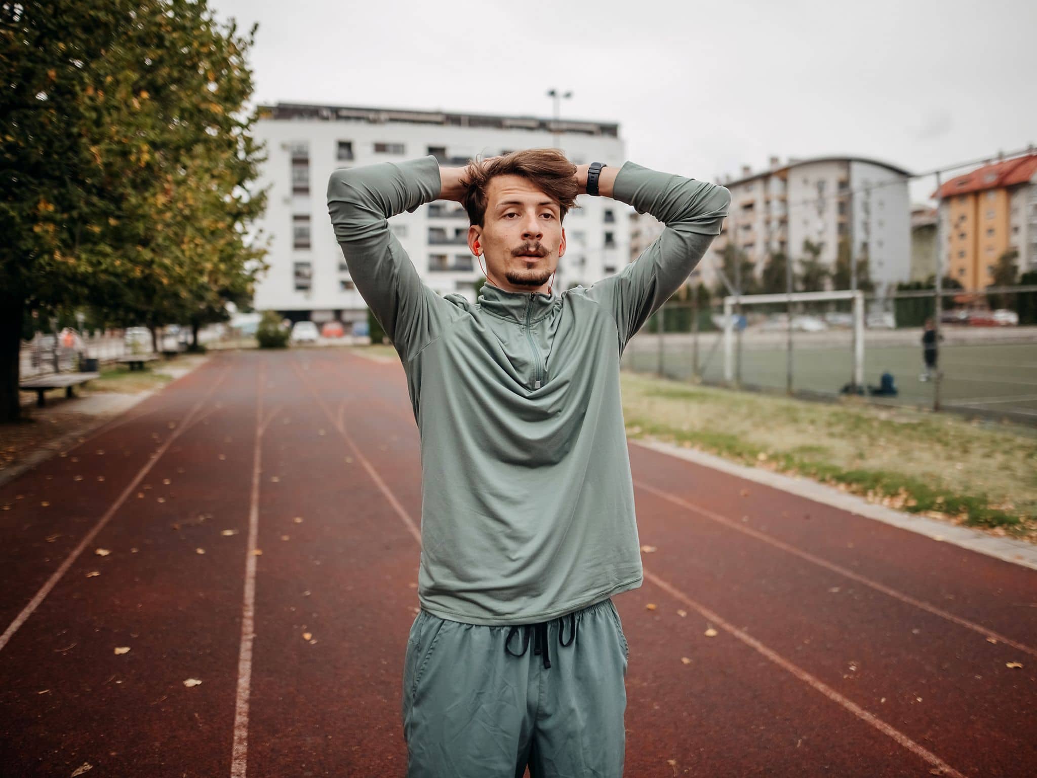 Ein Mann macht Sport, um die Frühjahrsmüdigkeit zu beseitigen.