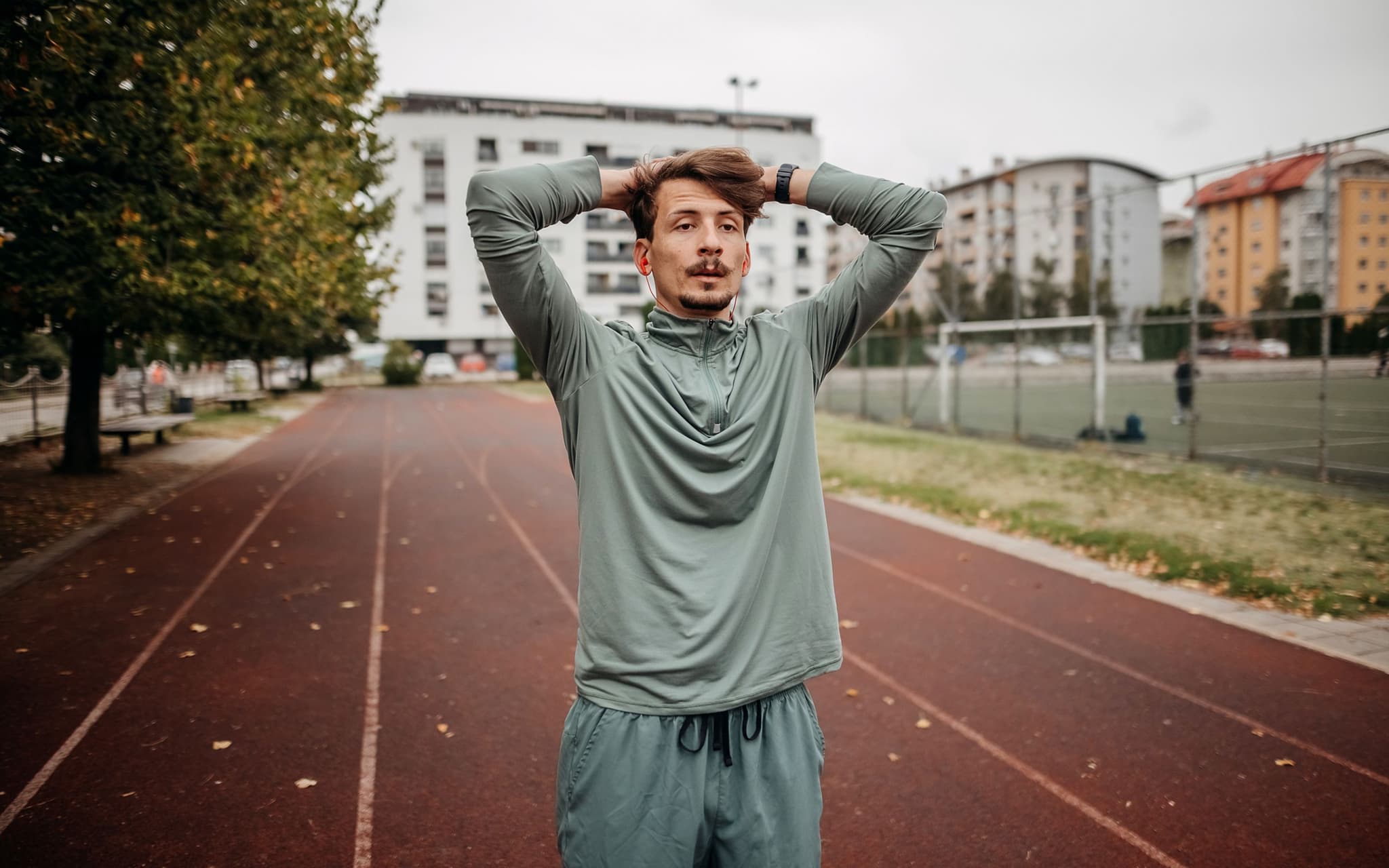 Ein Mann macht Sport, um die Frühjahrsmüdigkeit zu beseitigen.