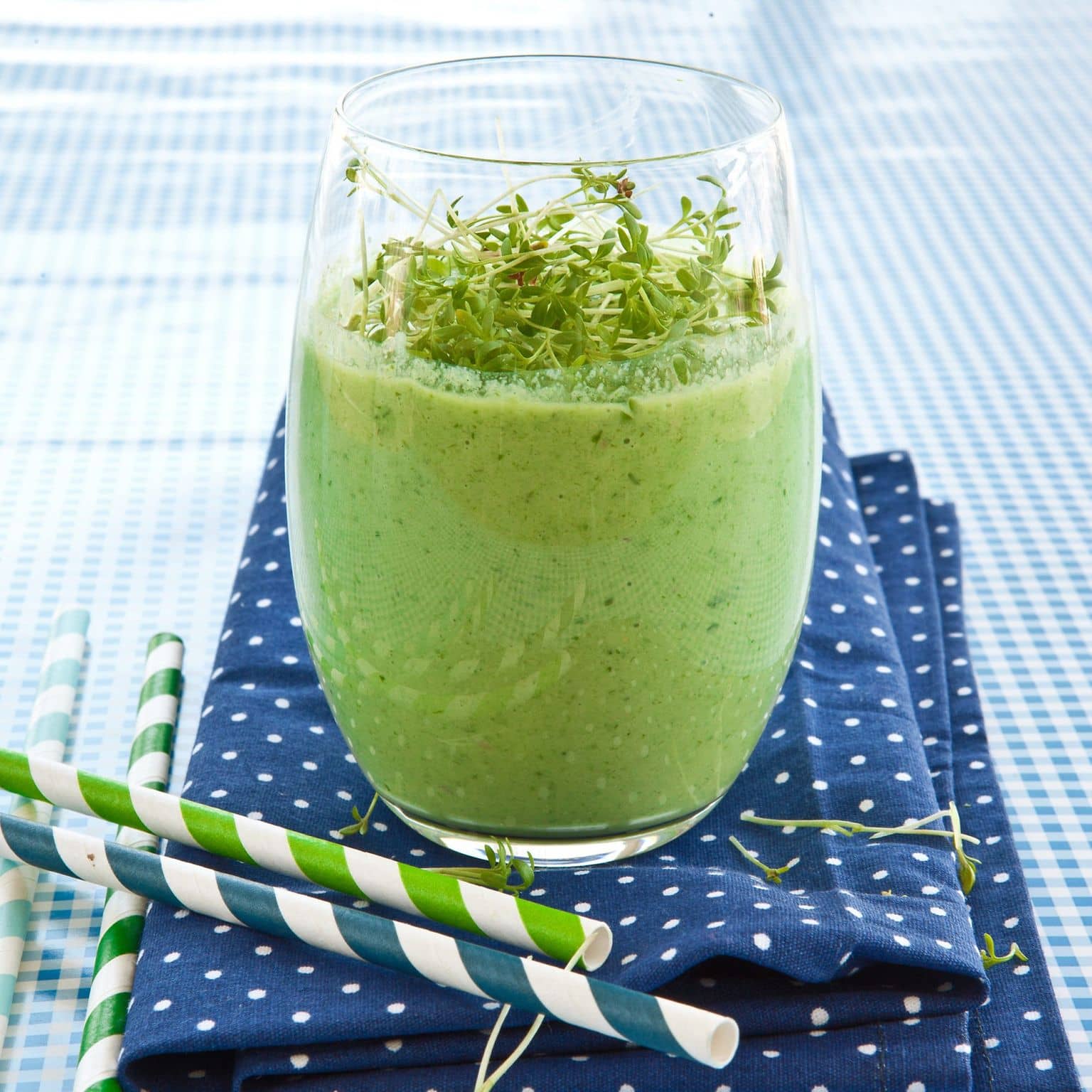 Ein Glas voll mit Kresse-Smoothie mit gesunden Kresse-Microgreens als Topping