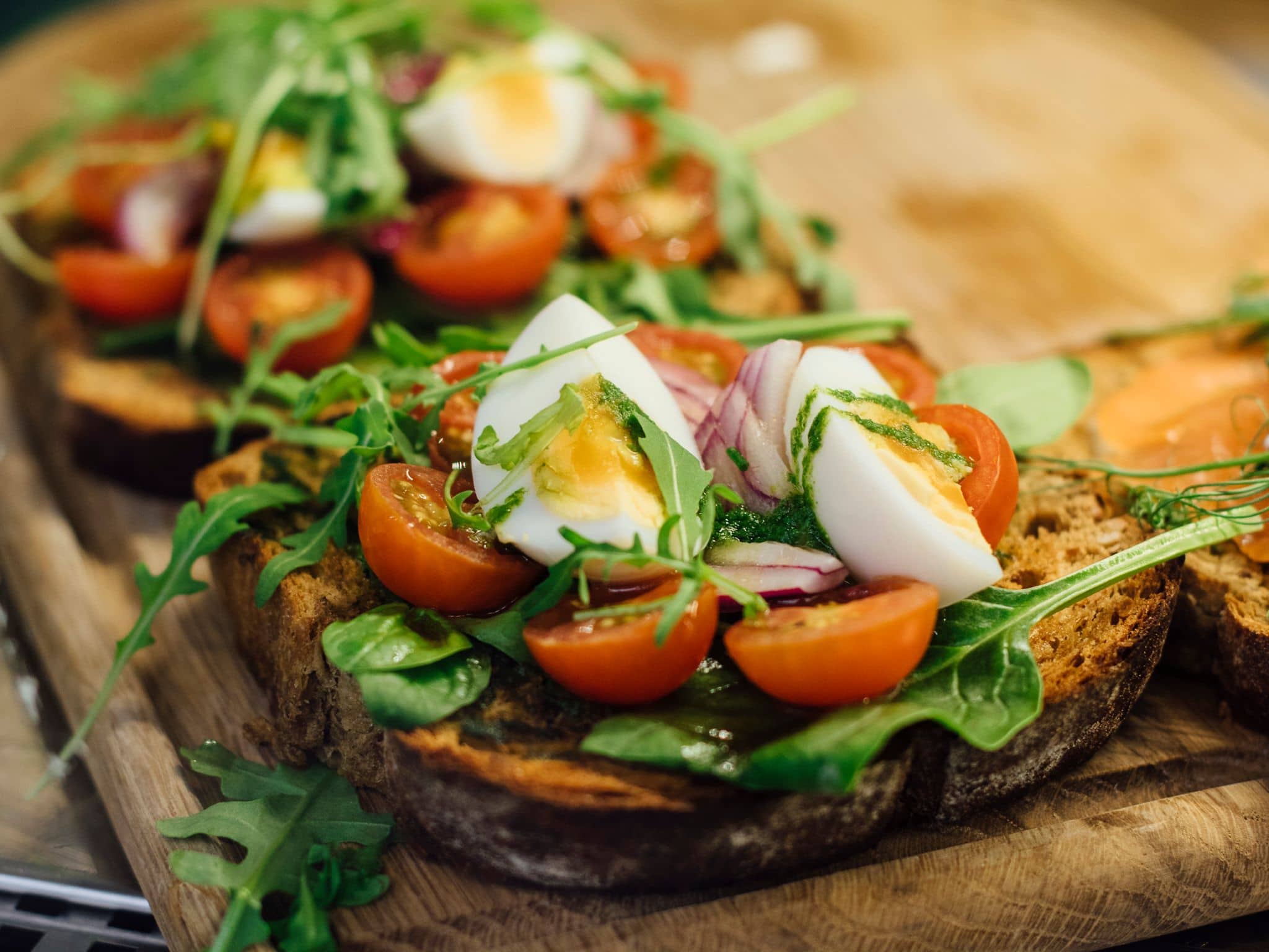 Gesundes Frühstück bestehend aus Vollkornbrot mit gekochtem Ei.