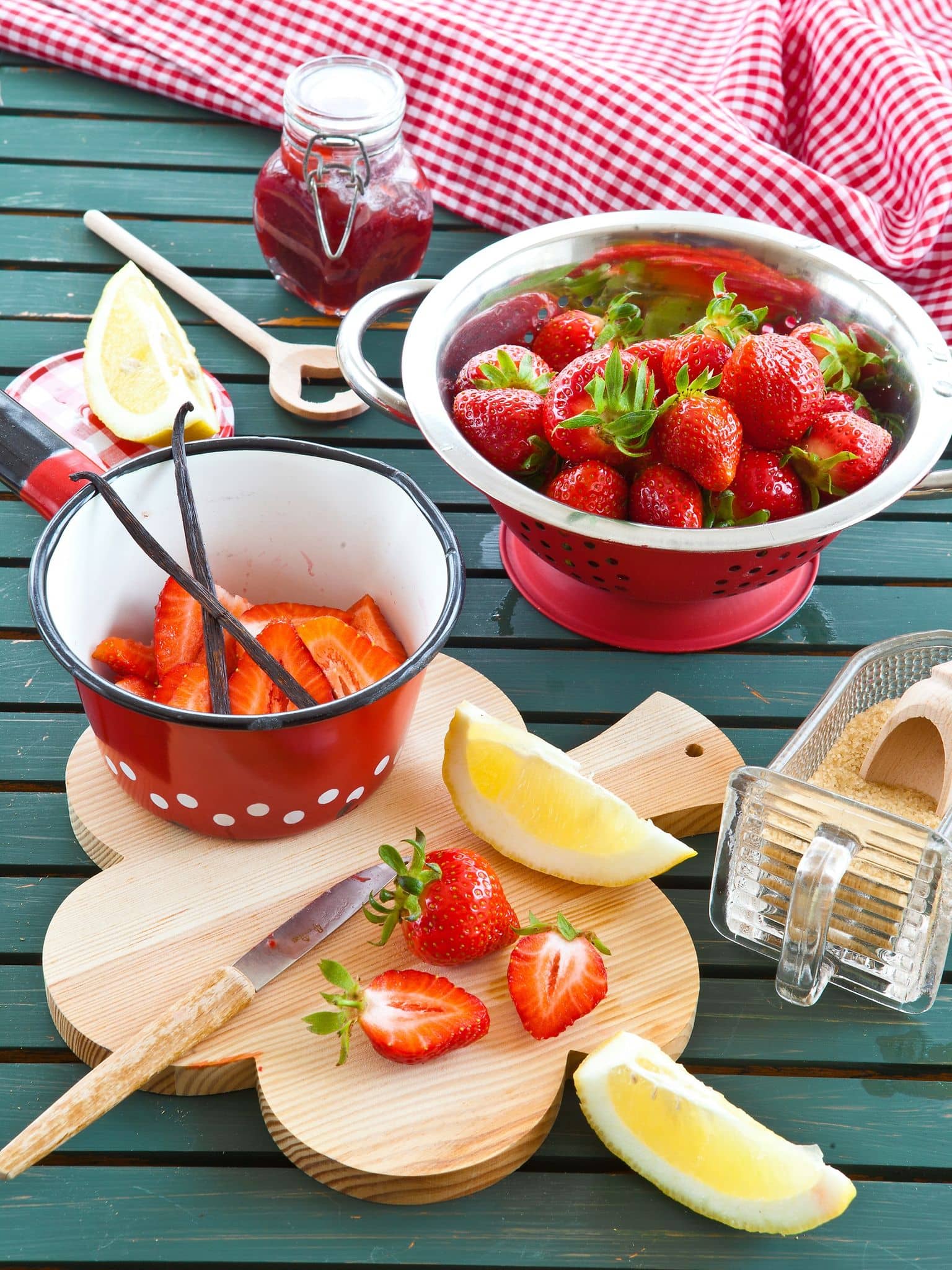 Erdbeeren im Sieb um Marmelade selbst zu kochen