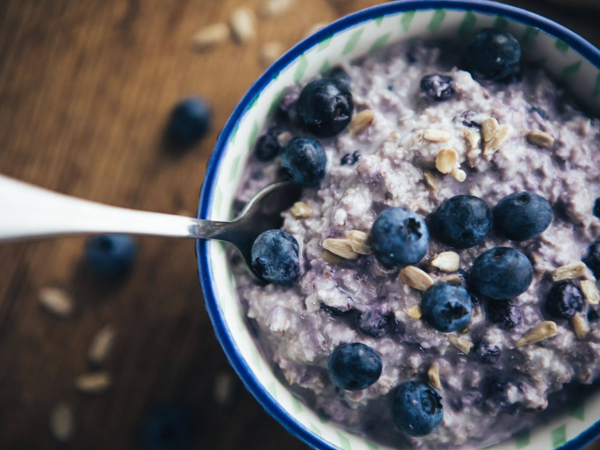 Gesundes Frühstück bestehend aus Overnight Oats mit Blaubeeren und Hafer.