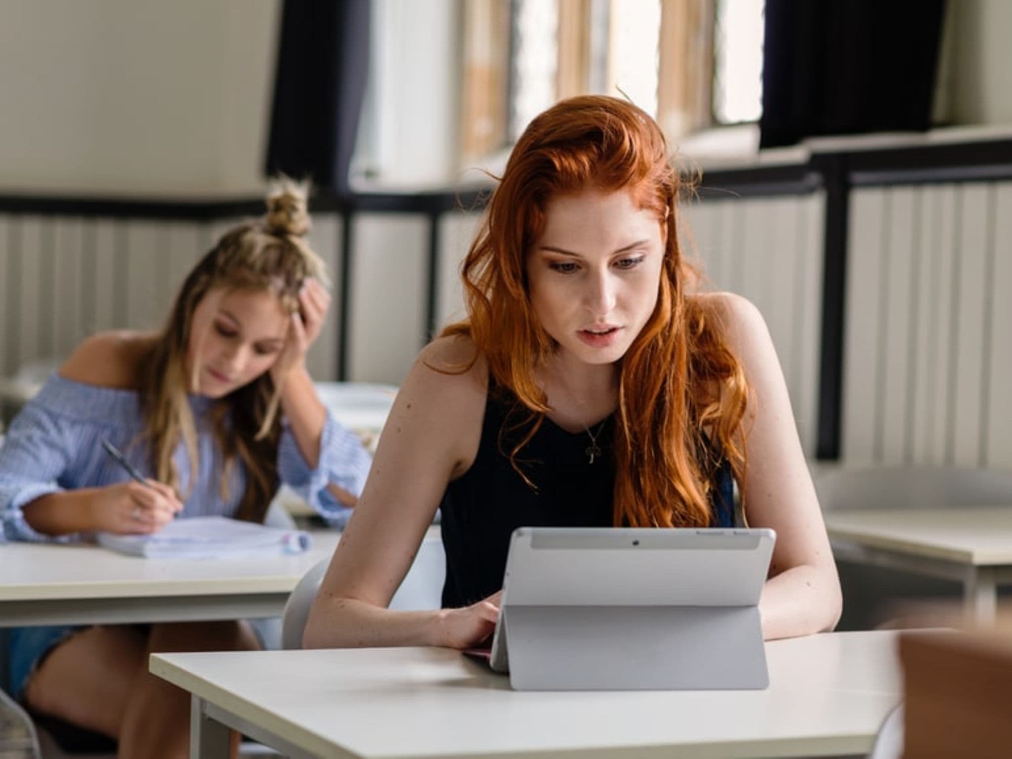 Studenten-Newsletter: Studentin guckt konzentriert auf einen Laptop
