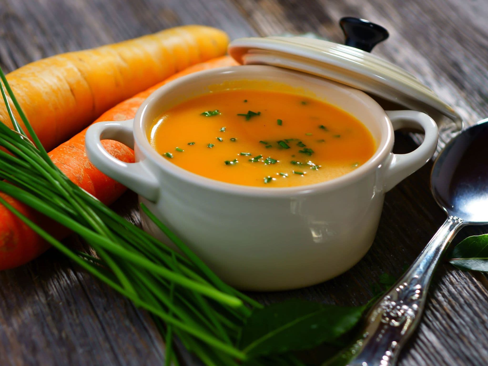 Eine leckere Portion Möhrensuppe mit Schnittlauch.