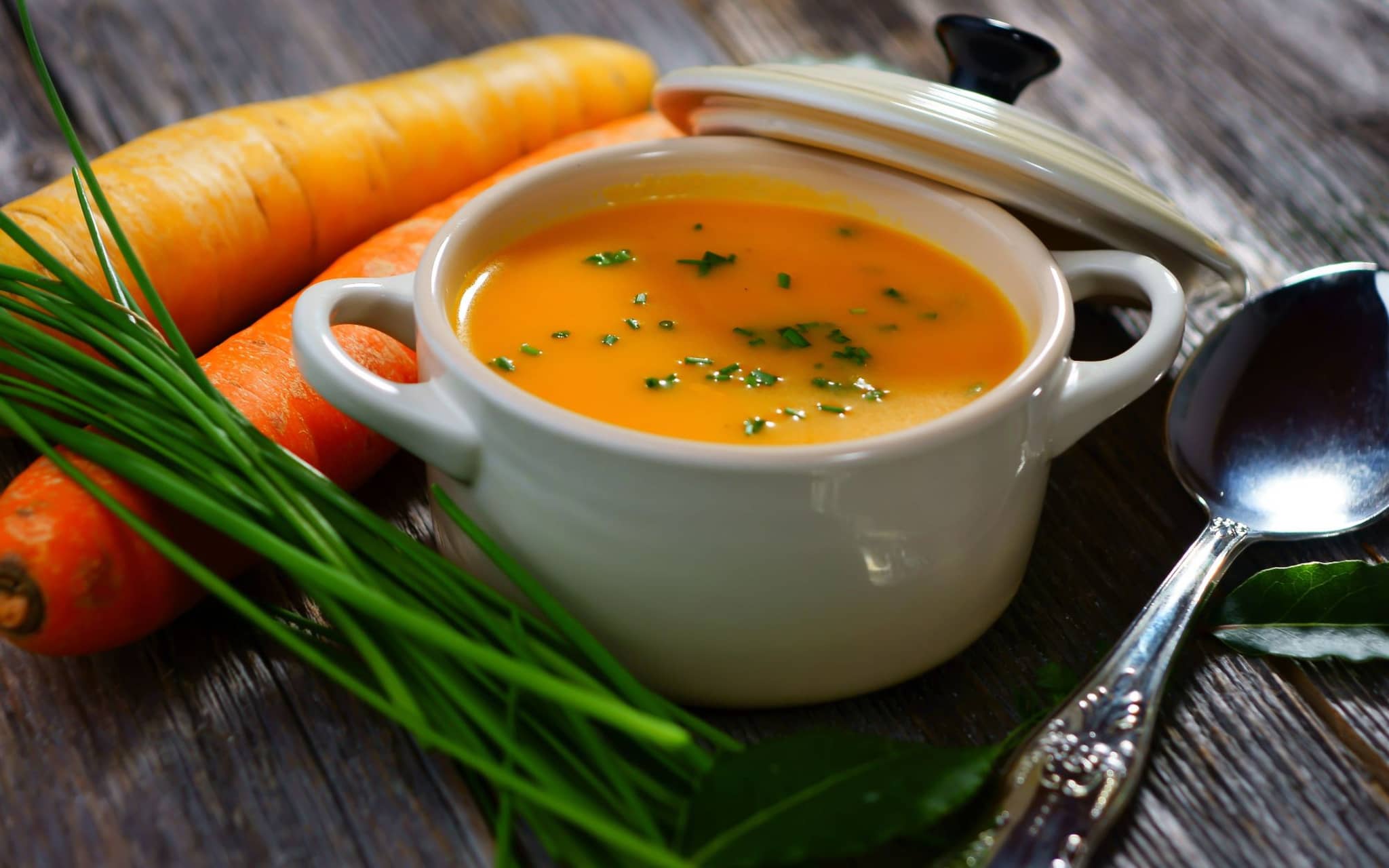 Eine leckere Portion Möhrensuppe mit Schnittlauch.