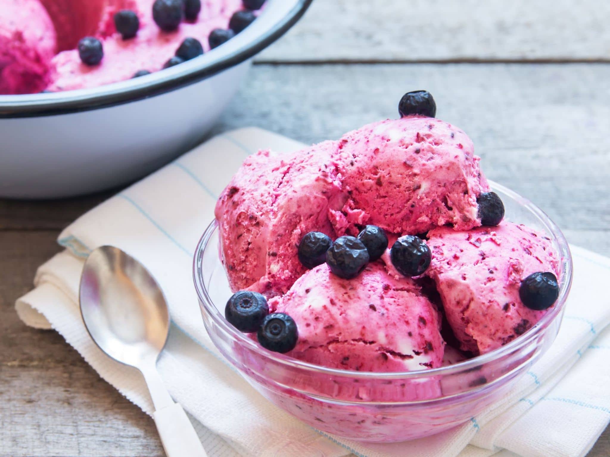 Blaubeer-Eis hübsch angerichtet.