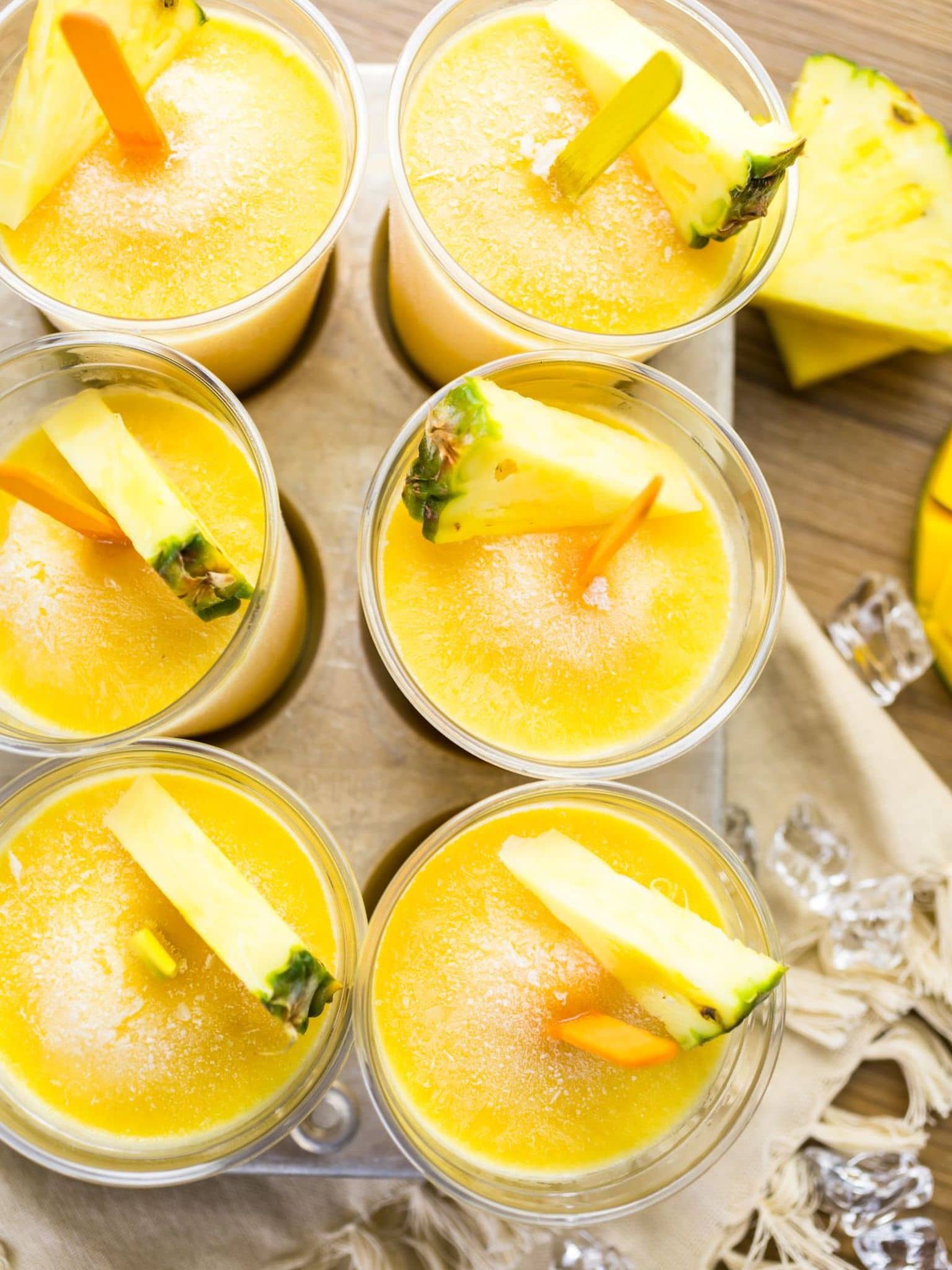 Gläser mit Ananas-Eis auf einem Tisch.