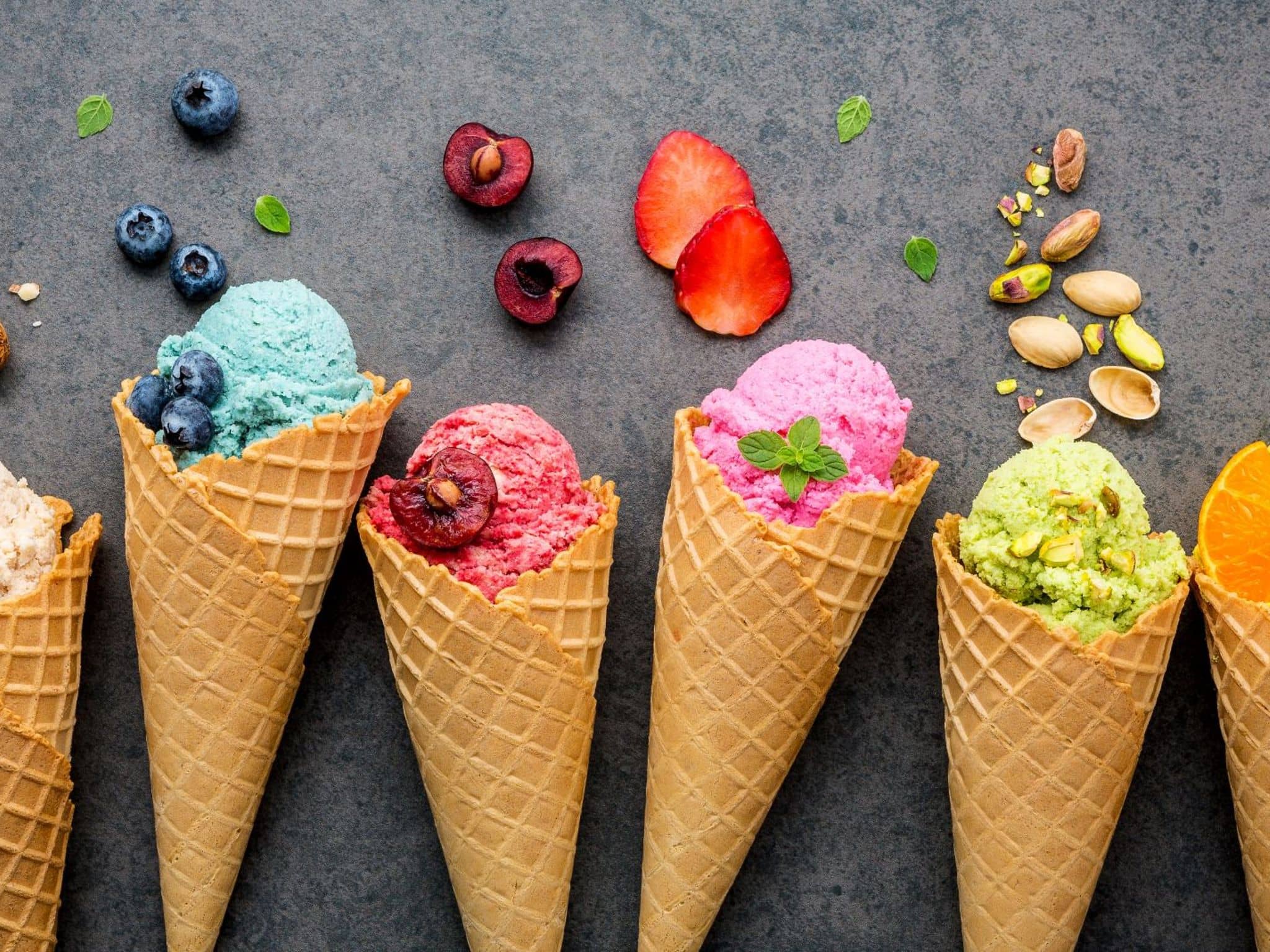 Eistüten mit unterschiedlichen Eissorten.