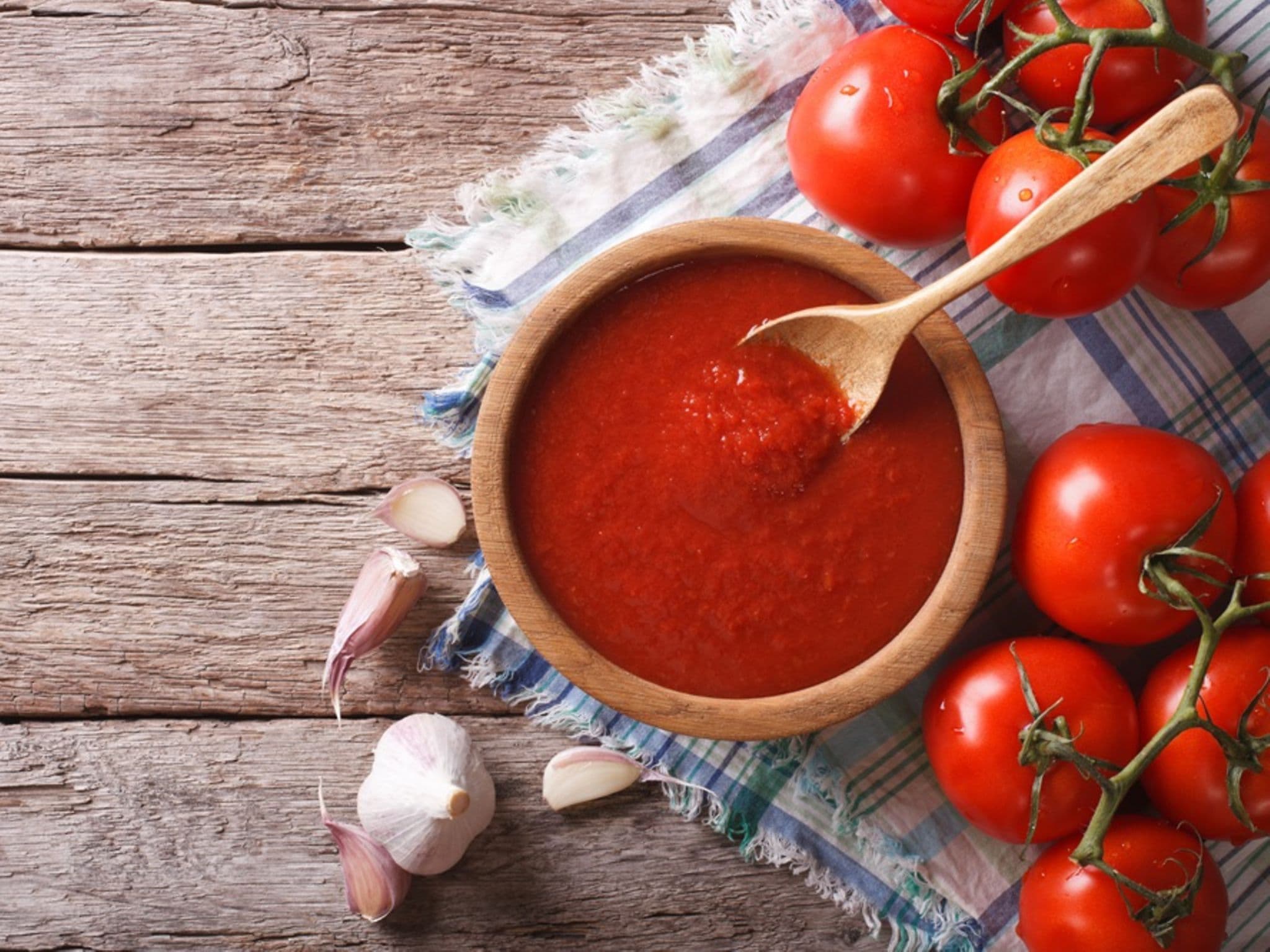 Frisch gekochte Tomatensuppe in Schüssel ästhetisch angerichtet.