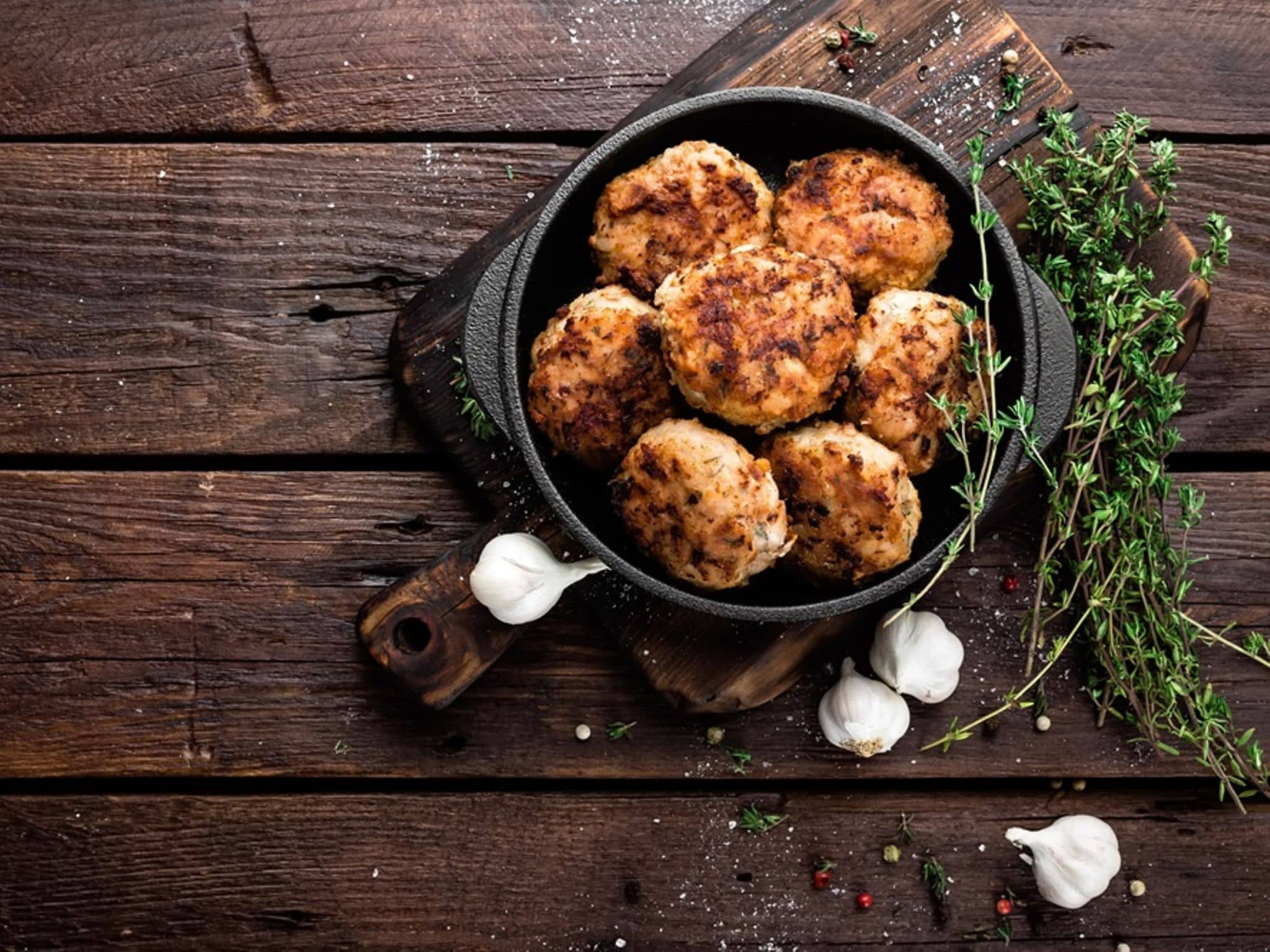 Große Frikadellen in einem Topf angerichtet.