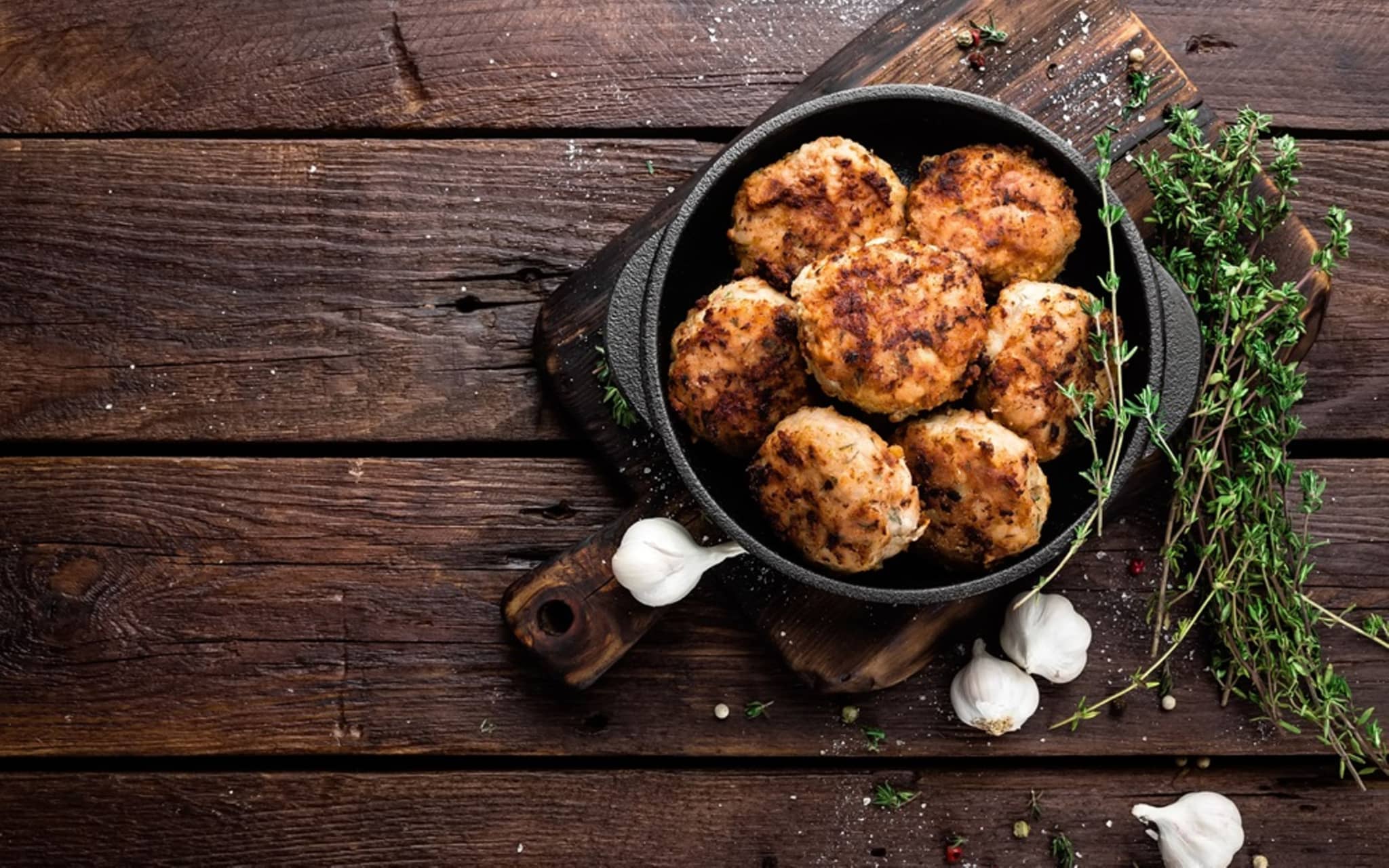 Große Frikadellen in einem Topf angerichtet.