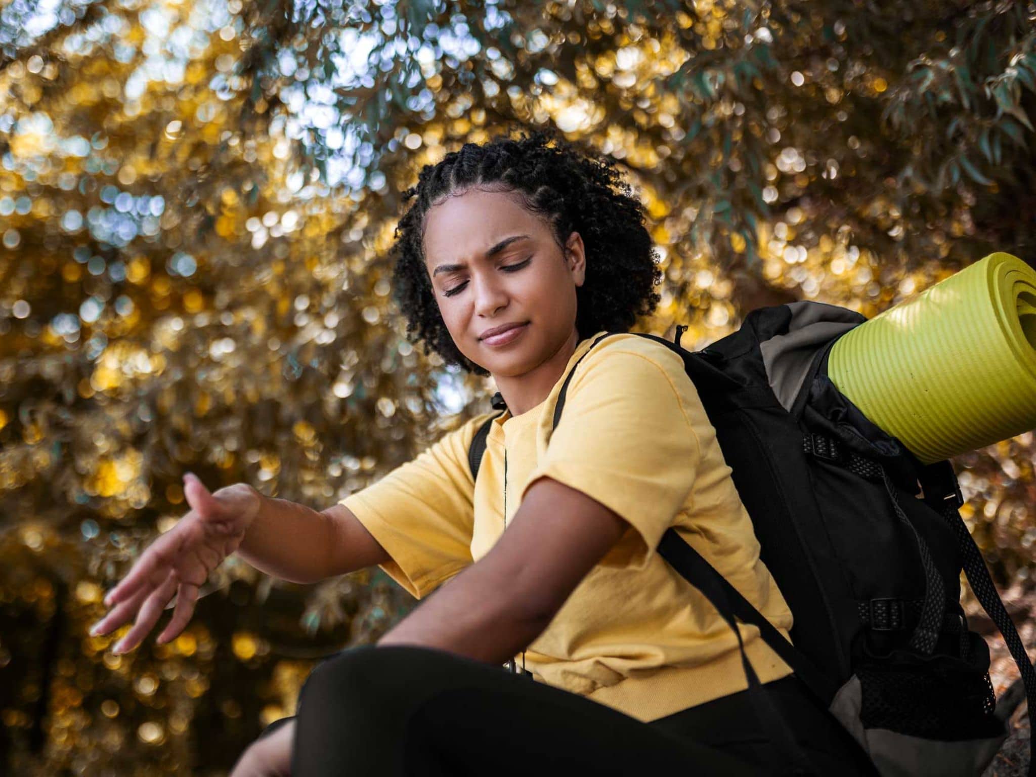 Wanderin schlägt nach einer Mücke auf ihrem Arm