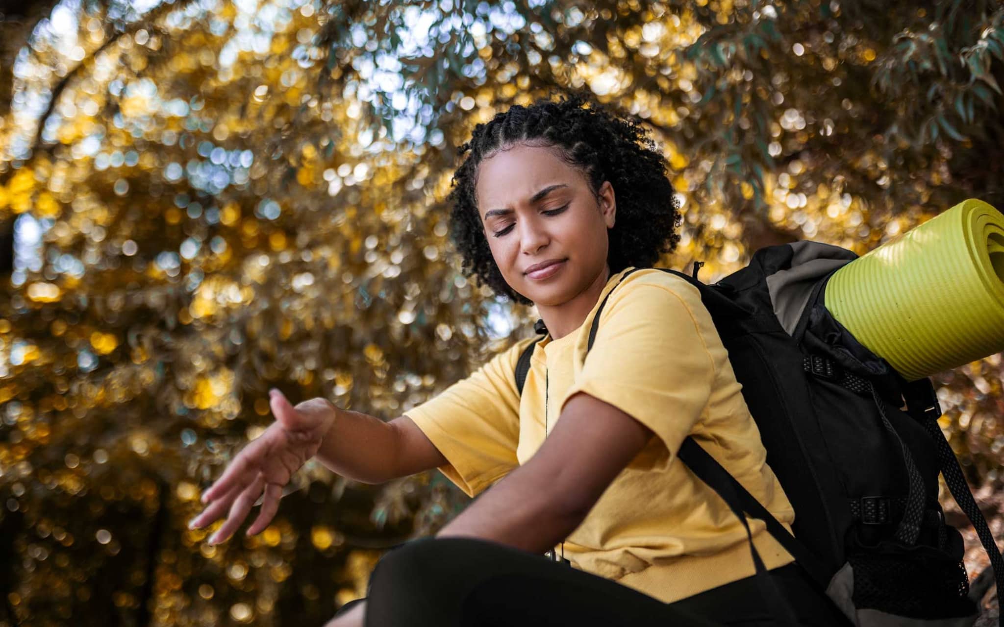 Wanderin schlägt nach einer Mücke auf ihrem Arm