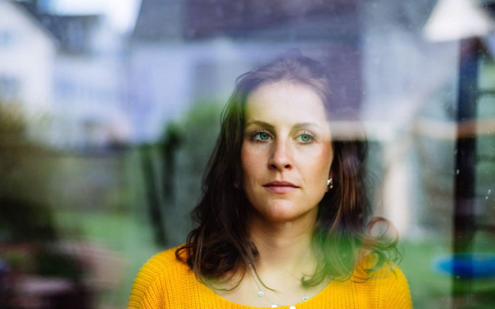 Generalisierte Angststörung: Frau schaut nachdenklich aus dem Fenster