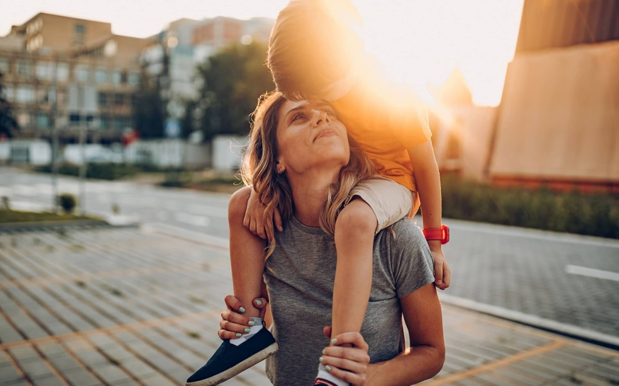 Kuren für Mütter, Väter und Kinder: Mutter läuft mit Kind auf dem Rücken umher.