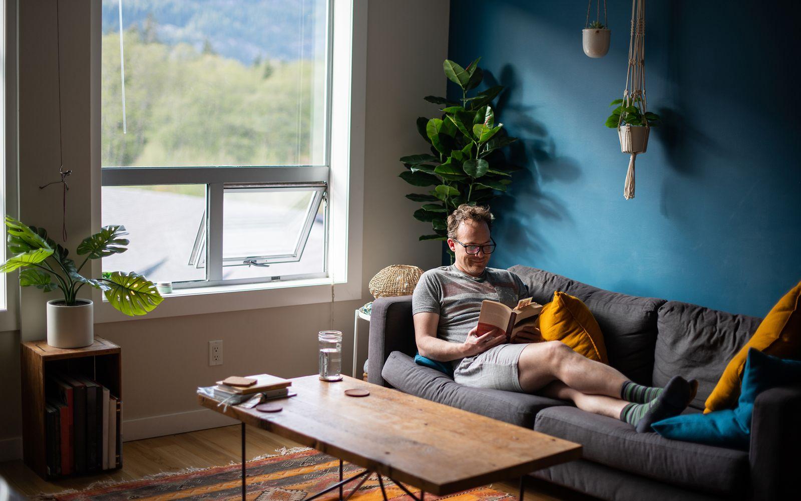 Nachbrenneffekt: Mann mit Brille liegt auch einer Couch und liest ein Buch