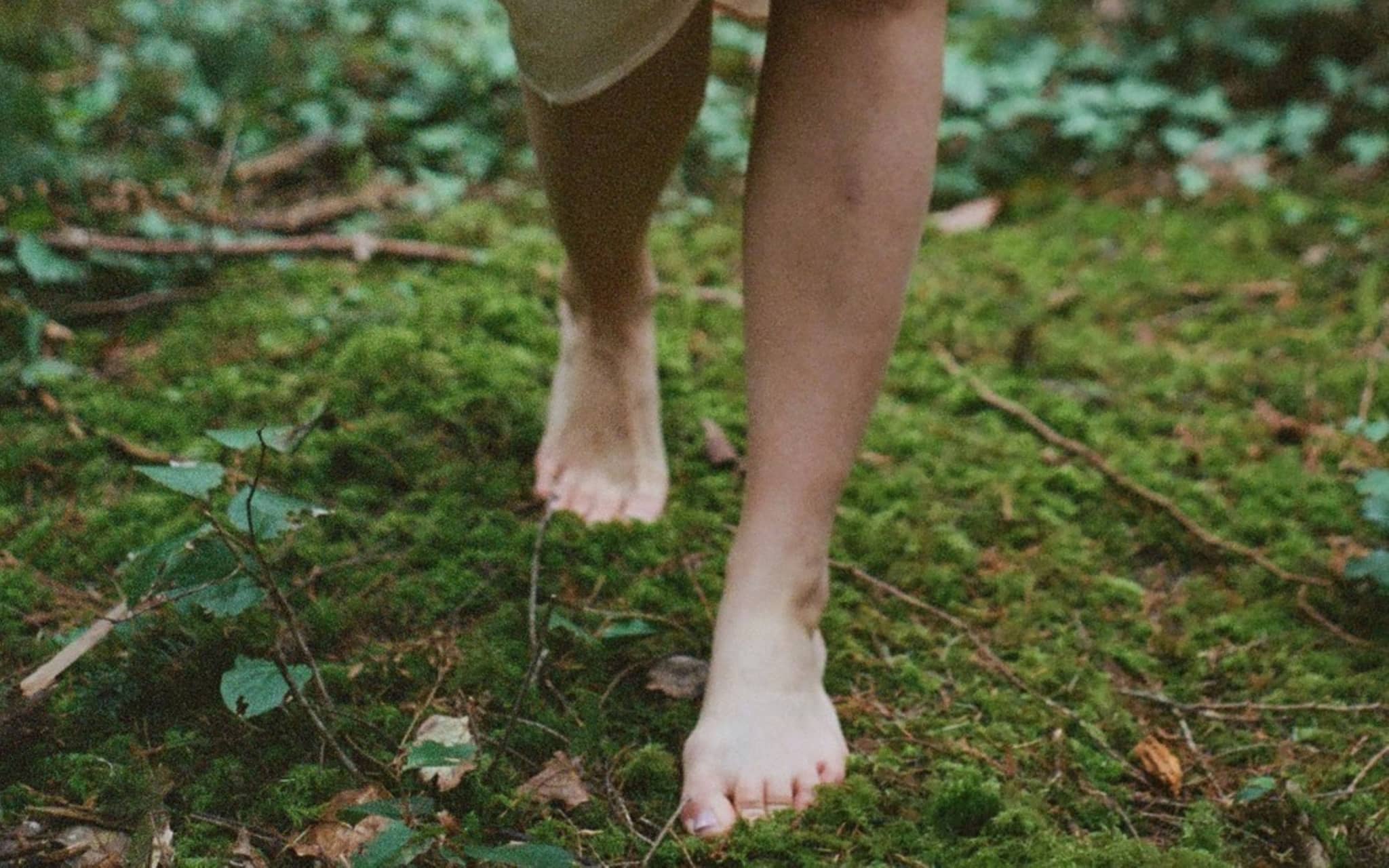 Barfußlaufen: Nackte Füße auf Moos