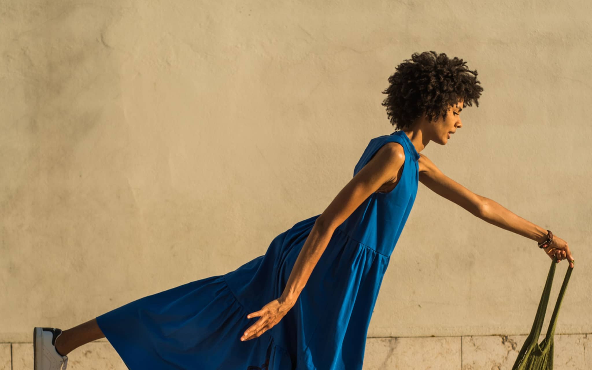 Gleichgewicht: Frau balanciert auf einem Bein