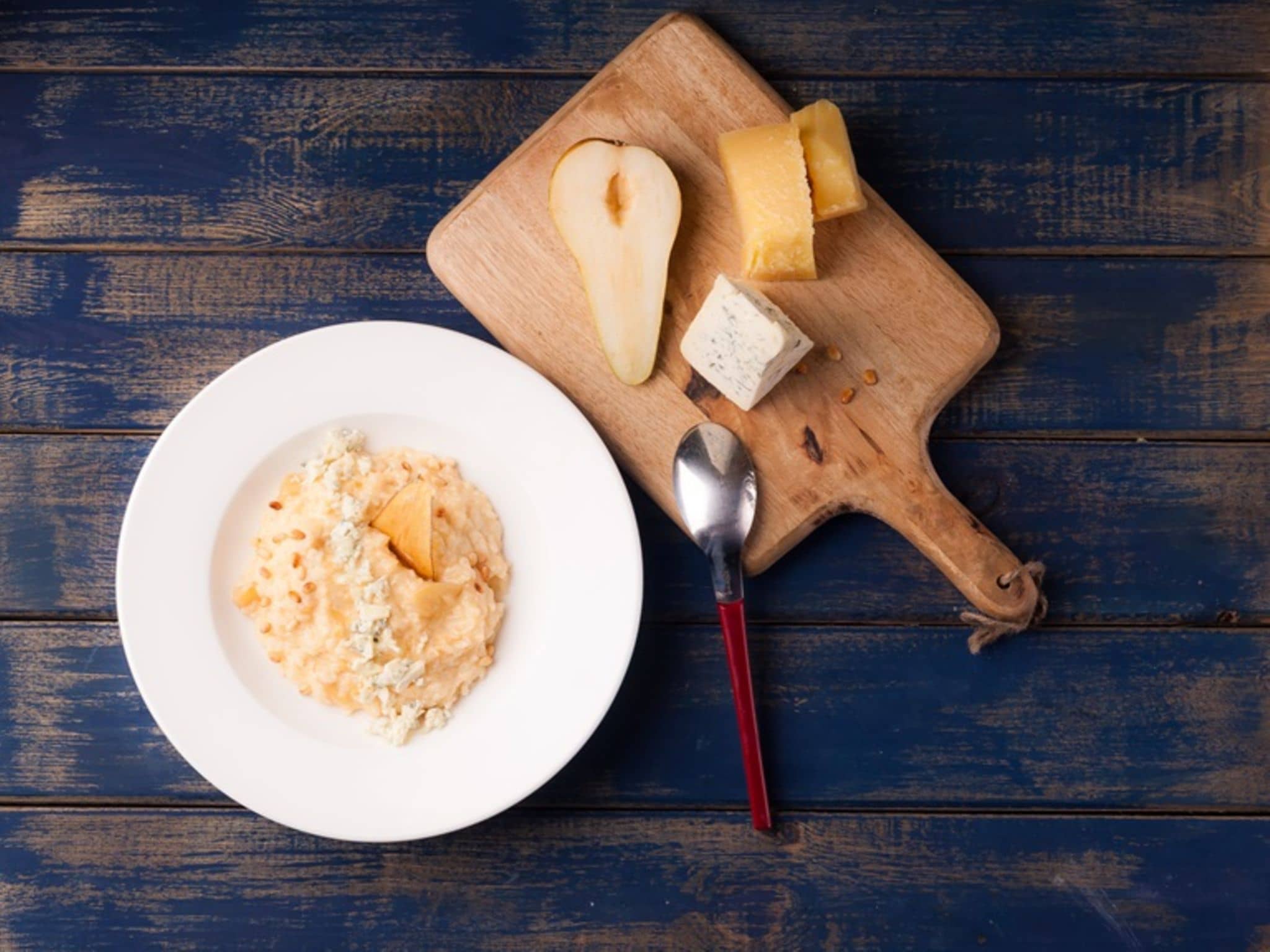Risotto mit Gorgonzola: Tiefer Teller mit Risotto, Birnen, Gorgonzola und Walnüssen