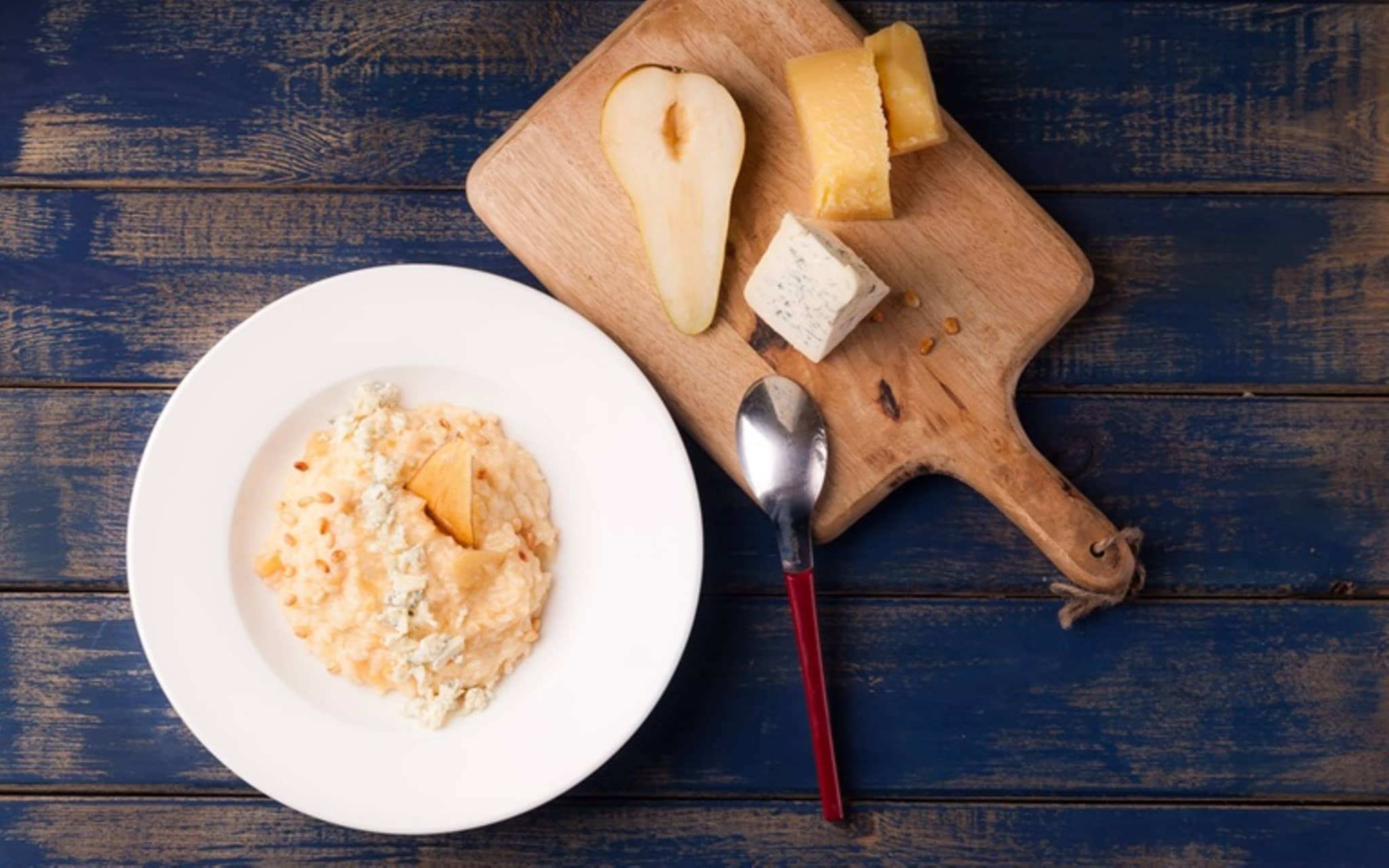 Risotto mit Gorgonzola: Tiefer Teller mit Risotto, Birnen, Gorgonzola und Walnüssen