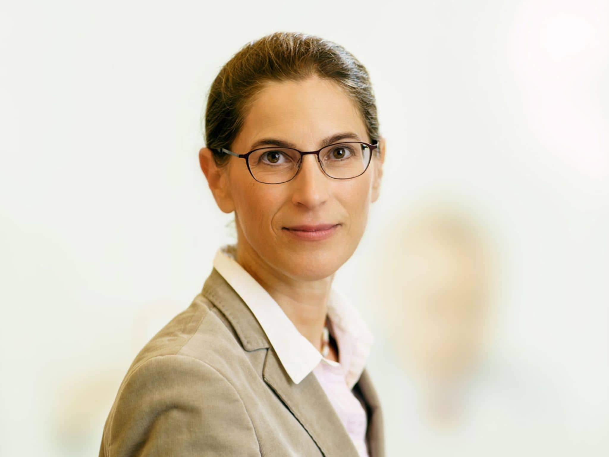 Porträtfoto von Dr. Nina Griese-Mammen, Abteilungsleiterin Wissenschaftliche Evaluation bei der ABDA.