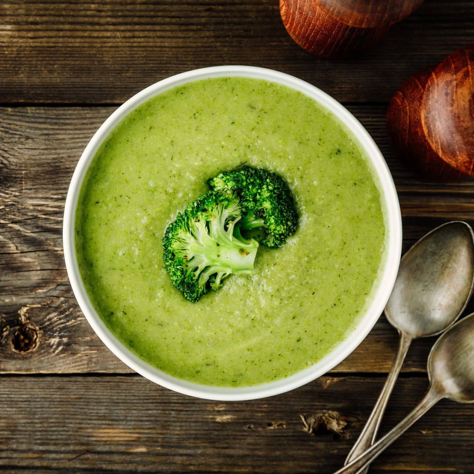 Brokkoli-Kartoffelsuppe zubereitet mit gesunden Brokkoli-Microgreens