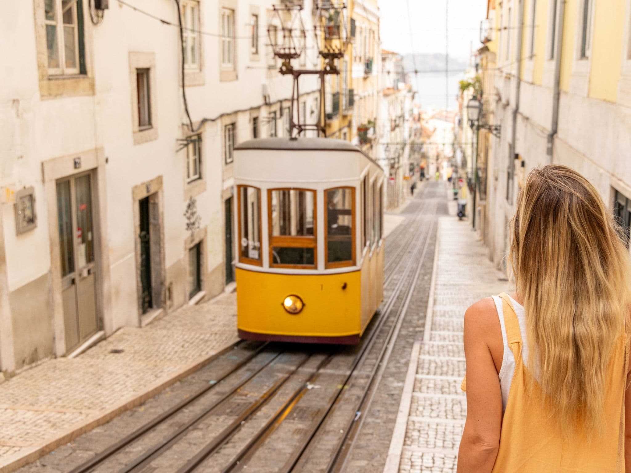Langzeitaufenthalt Ausland: Junge Frau in Lissabon