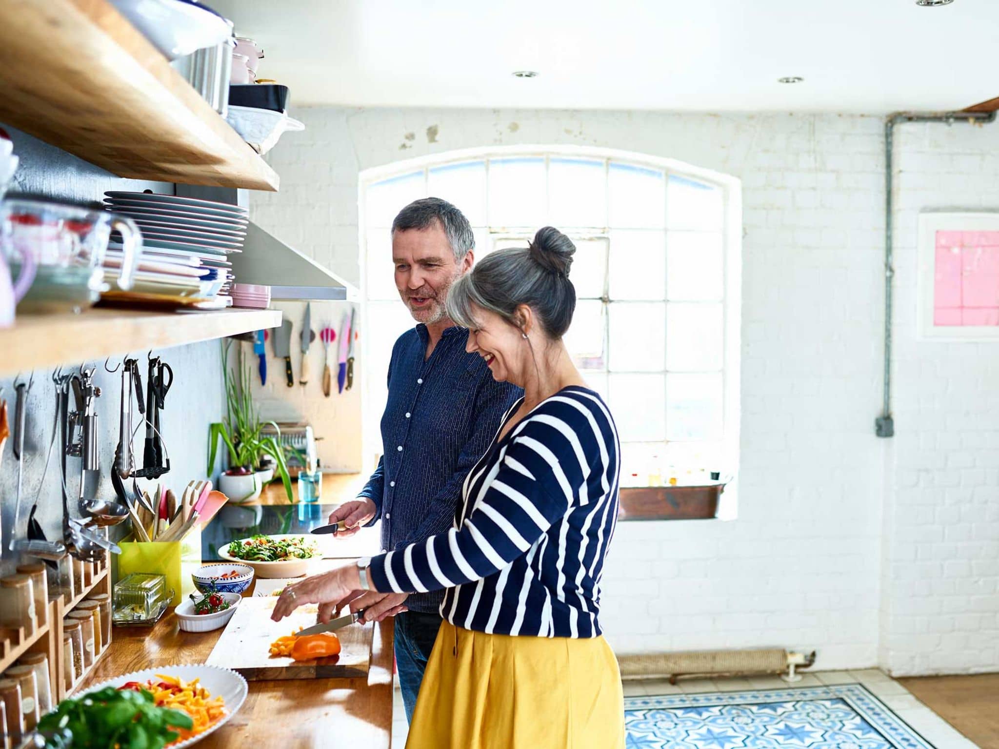 Älteres Ehepaar kocht gemeinsam eine gesunde Mahlzeit