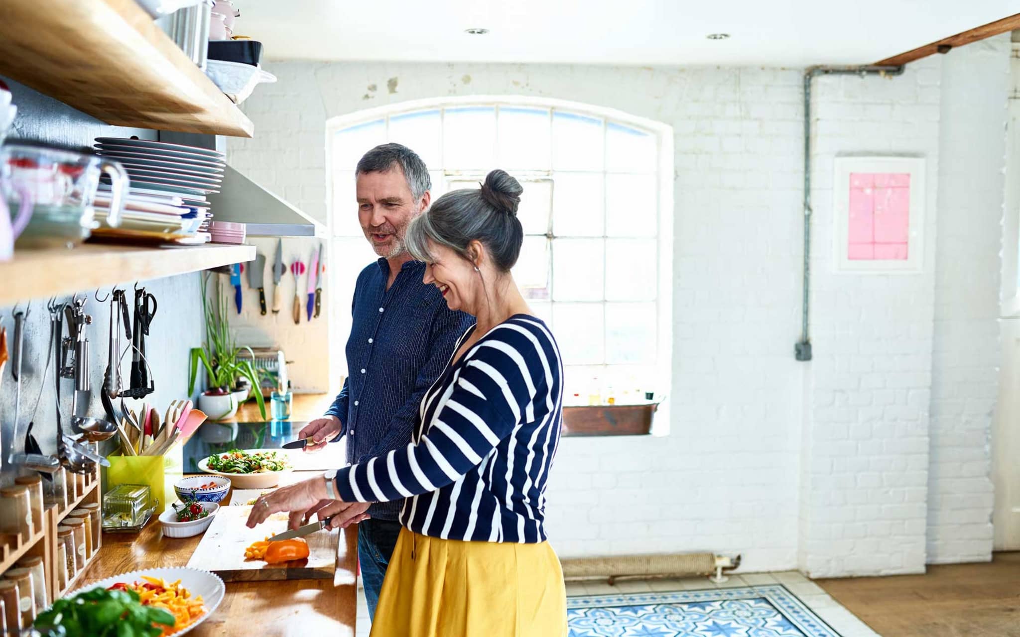 Älteres Ehepaar kocht gemeinsam eine gesunde Mahlzeit