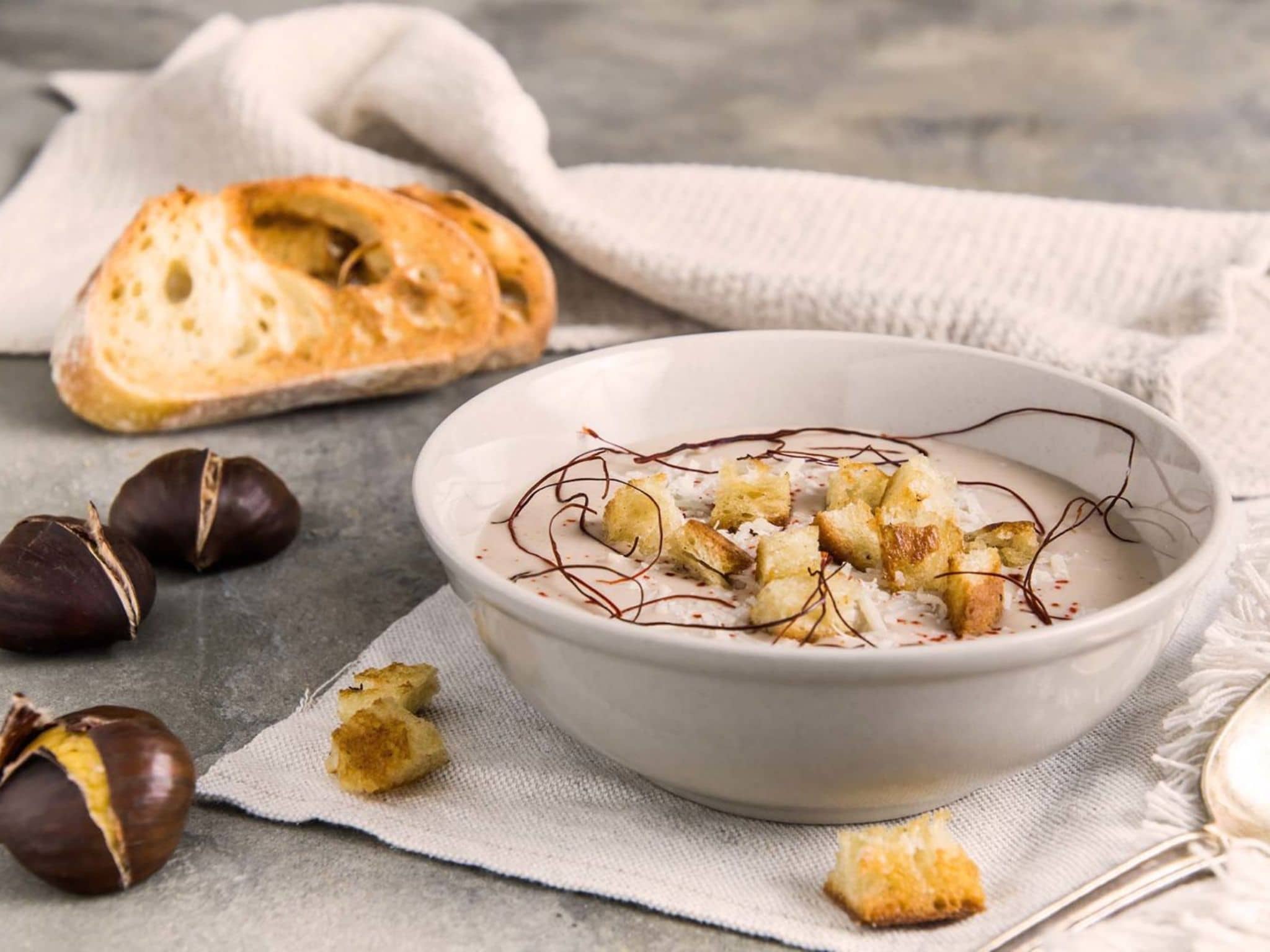 Gesunde Maronensuppe mit geröstetem Baguette