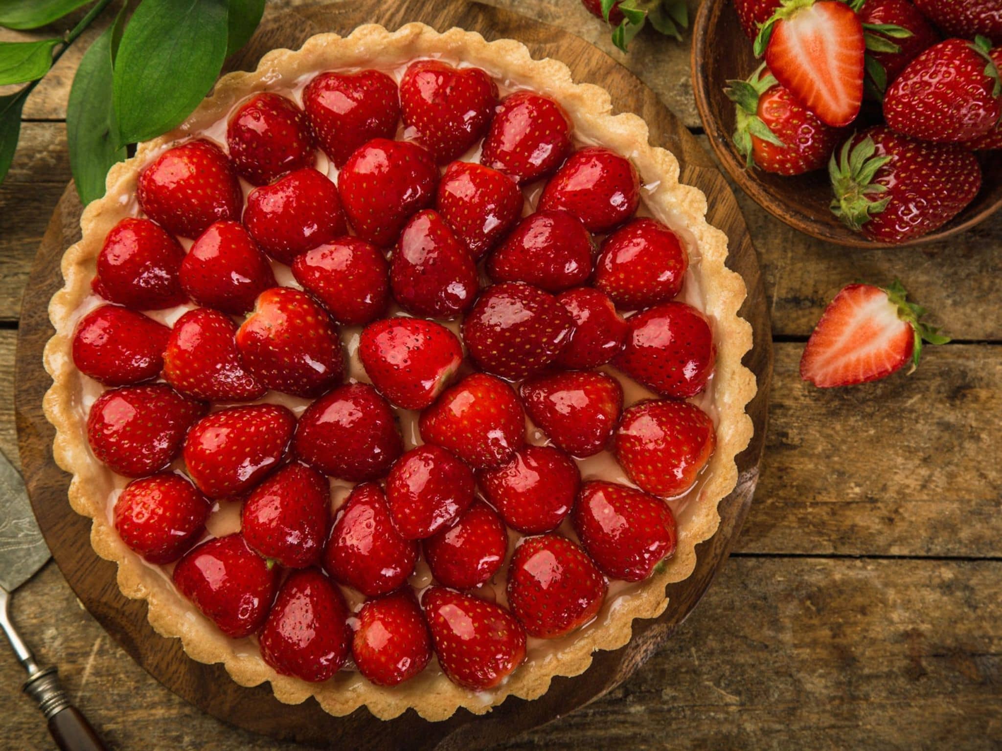 Frisch zubereiteter Erdbeerkuchen
